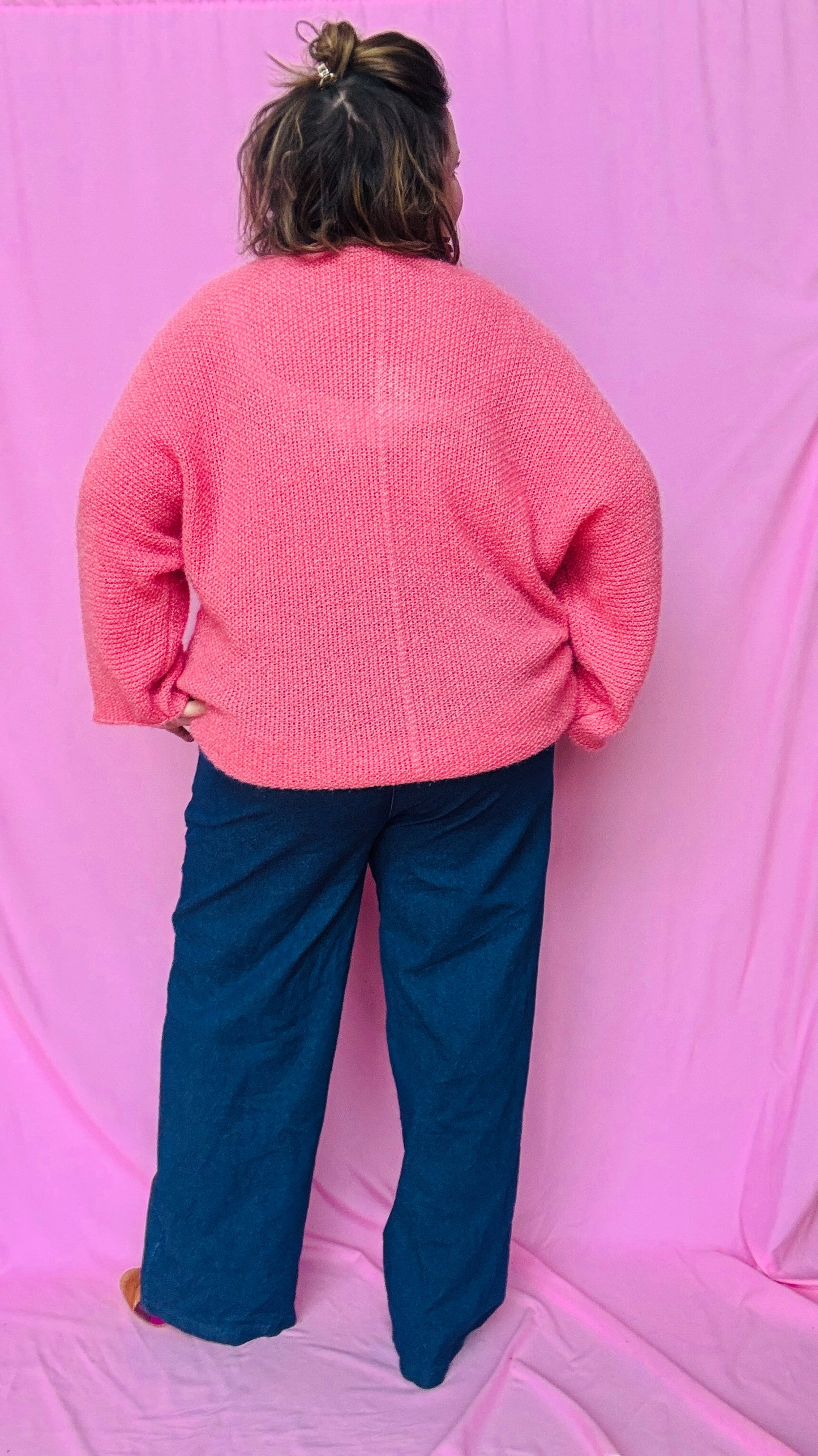 Ce pull grande taille uni rose avec étoile argentée est une pièce coup de cœur pour une tenue confortable et stylée au quotidien !