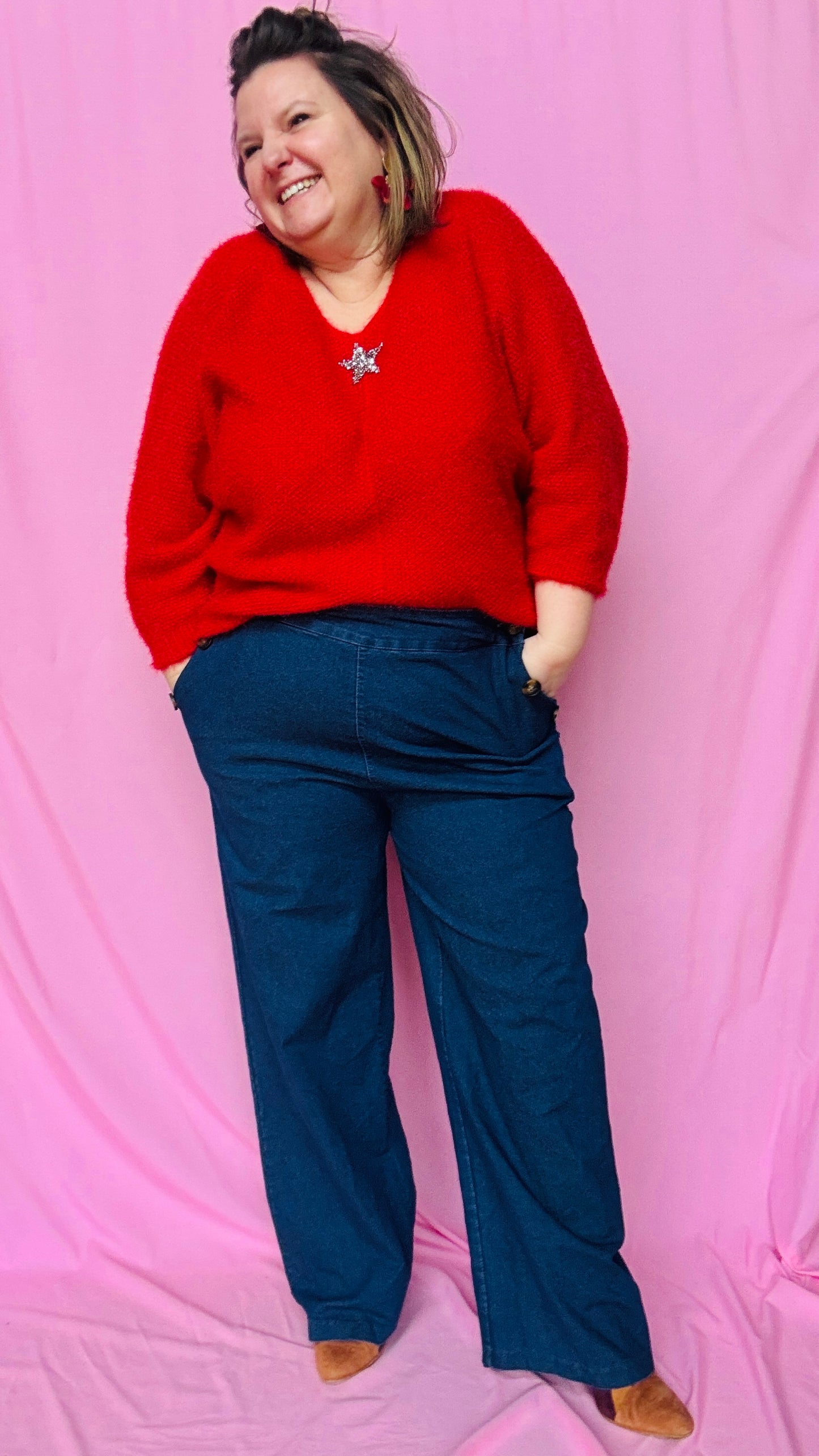 Ce pull grande taille uni rouge avec étoile argentée est une pièce coup de cœur pour une tenue confortable et stylée au quotidien !