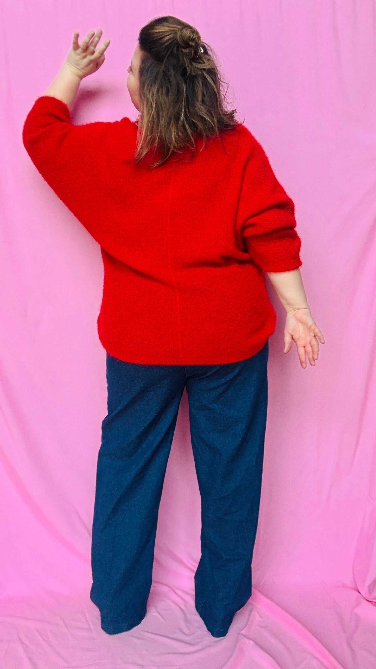Ce pull grande taille uni rouge avec étoile argentée est une pièce coup de cœur pour une tenue confortable et stylée au quotidien !