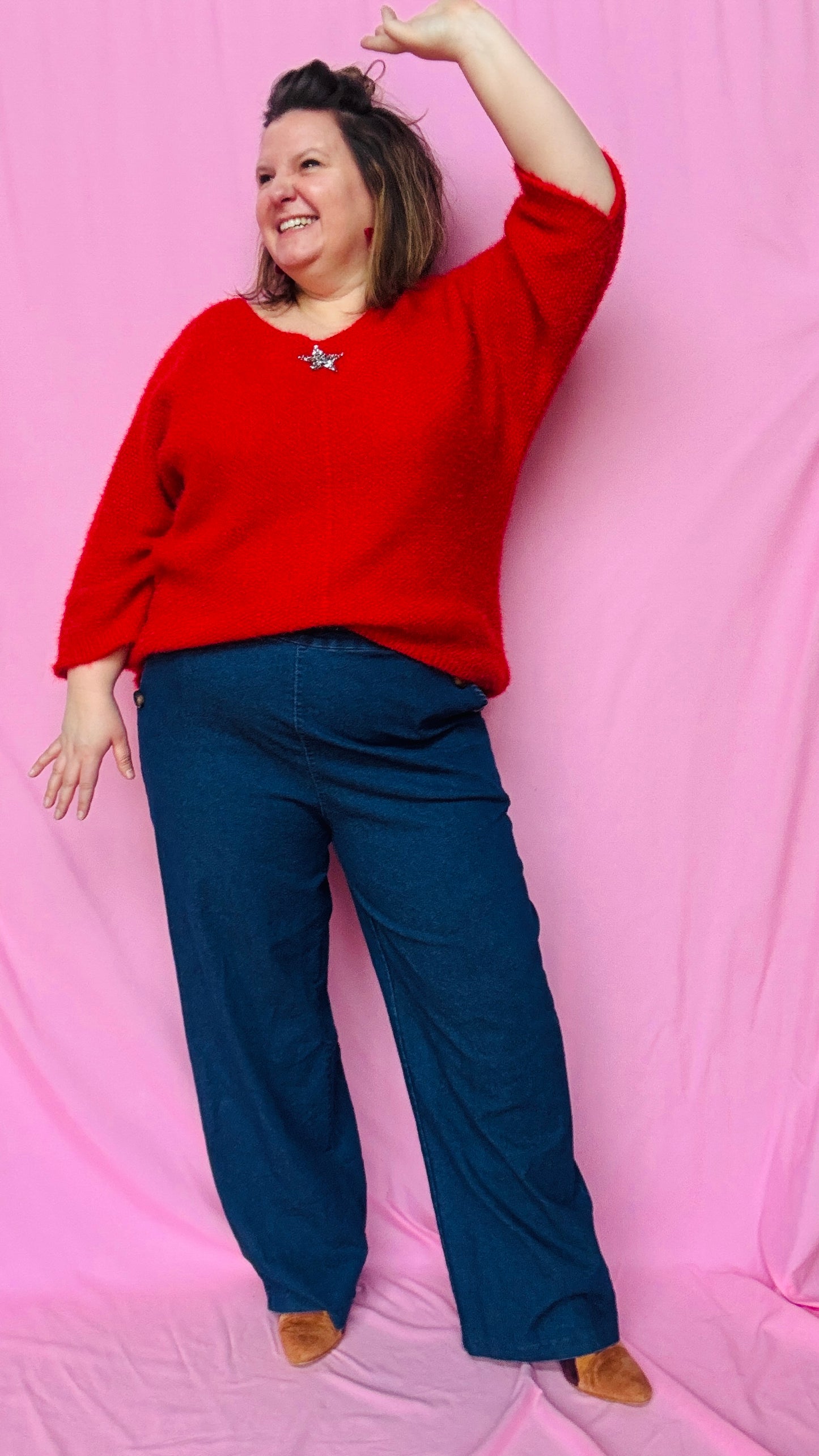 Ce pull grande taille uni rouge avec étoile argentée est une pièce coup de cœur pour une tenue confortable et stylée au quotidien !