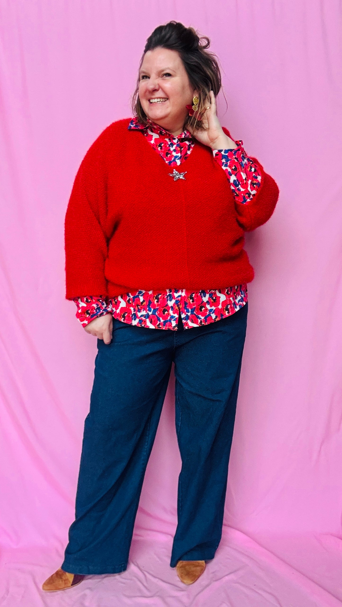 Ce pull grande taille uni rouge avec étoile argentée est une pièce coup de cœur pour une tenue confortable et stylée au quotidien !