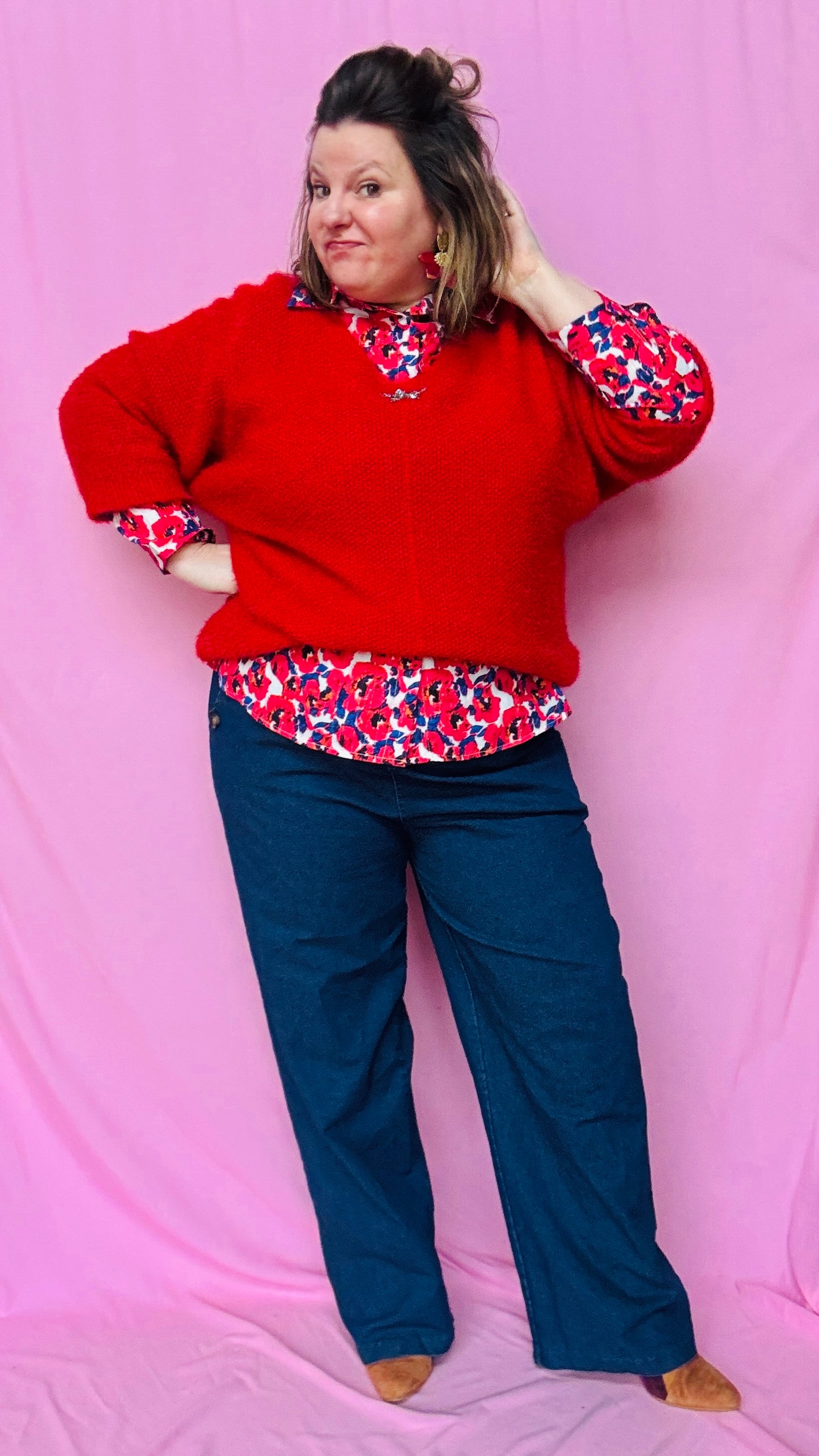 Ce pull grande taille uni rouge avec étoile argentée est une pièce coup de cœur pour une tenue confortable et stylée au quotidien !