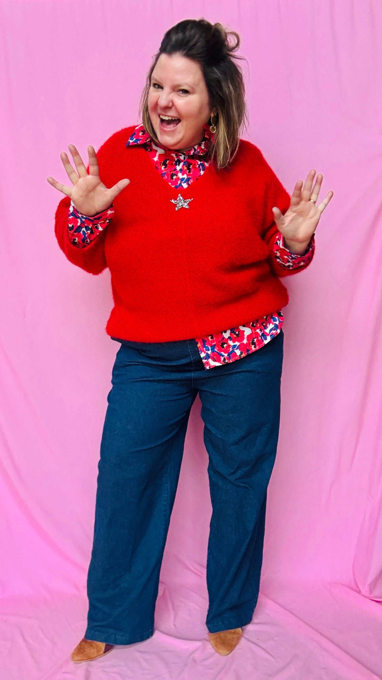 Ce pull grande taille uni rouge avec étoile argentée est une pièce coup de cœur pour une tenue confortable et stylée au quotidien !