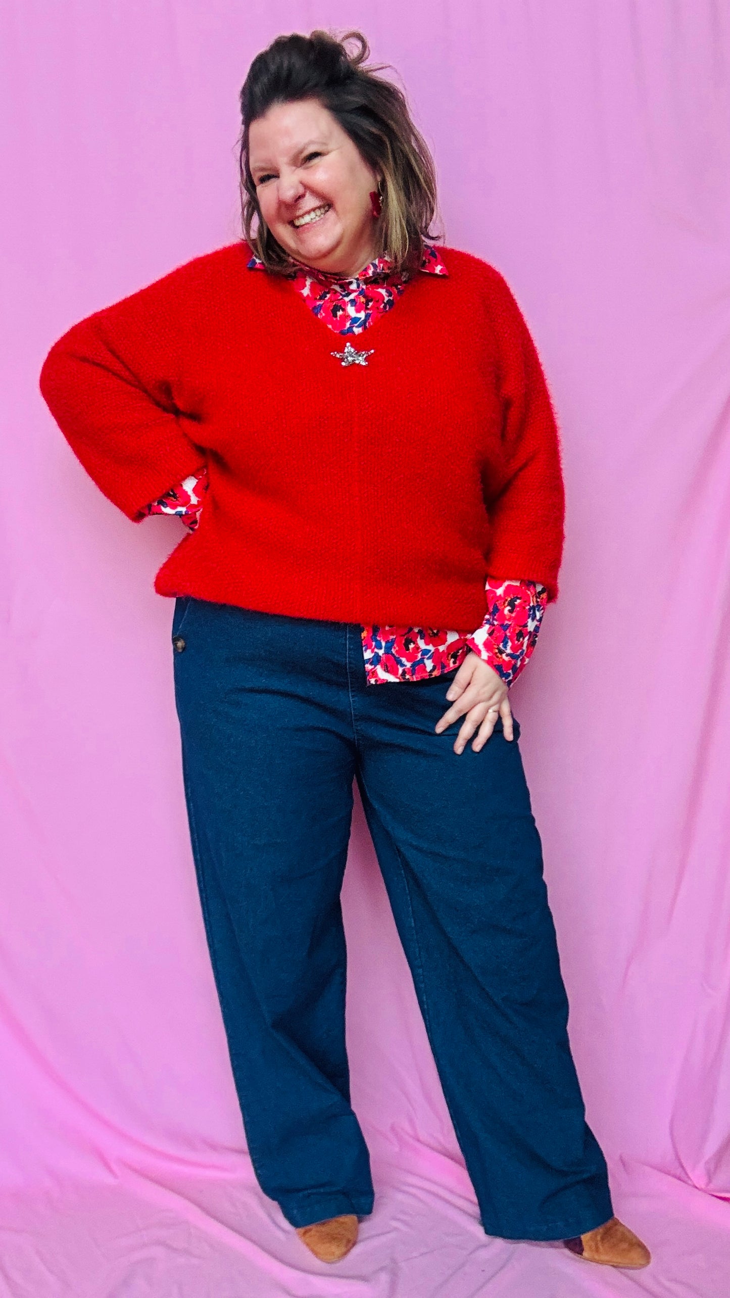 Ce pull grande taille uni rouge avec étoile argentée est une pièce coup de cœur pour une tenue confortable et stylée au quotidien !