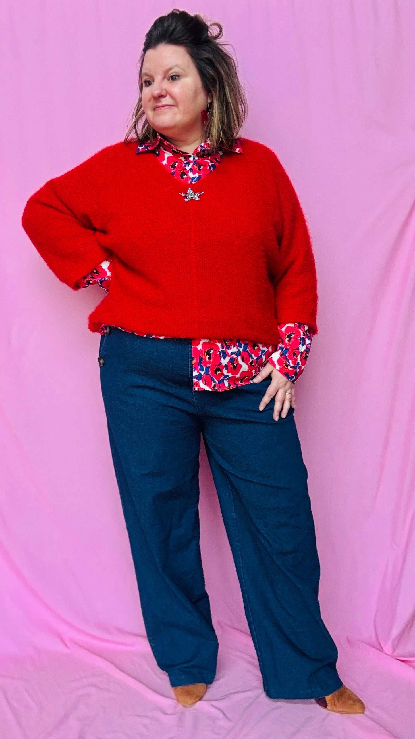 Ce pull grande taille uni rouge avec étoile argentée est une pièce coup de cœur pour une tenue confortable et stylée au quotidien !