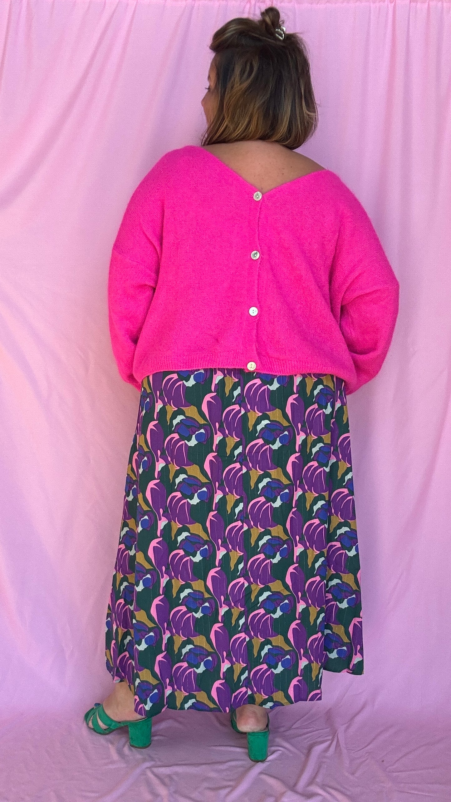 Ajoutez une touche de couleur vive et de douceur à votre dressing avec ce pull gilet grande taille en rose fuchsia éclatant en alpaga.