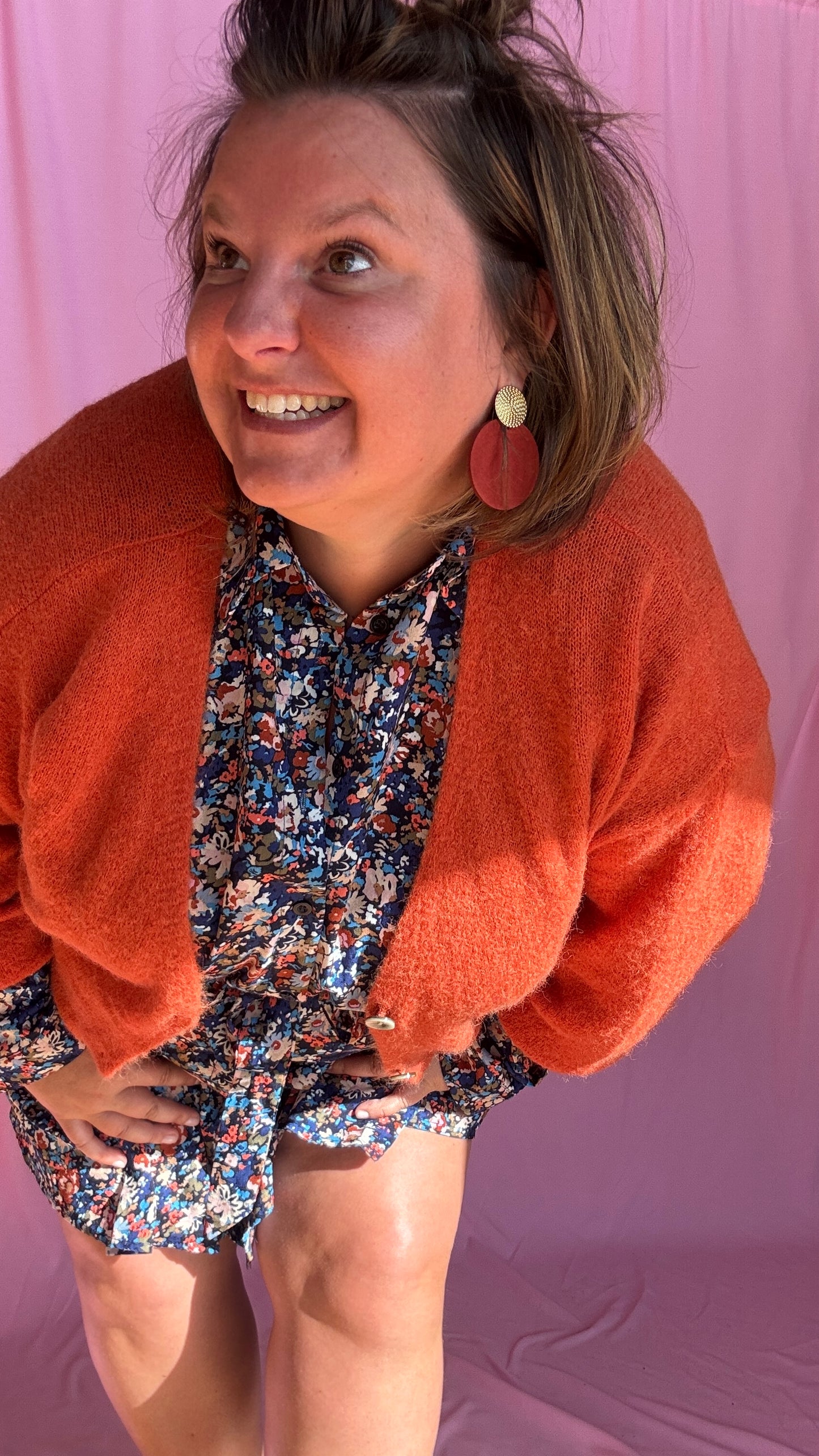 Craquez pour ce pull gilet grande taille en camel rouille, une teinte chaude et naturelle qui réveille vos tenues tout en douceur.