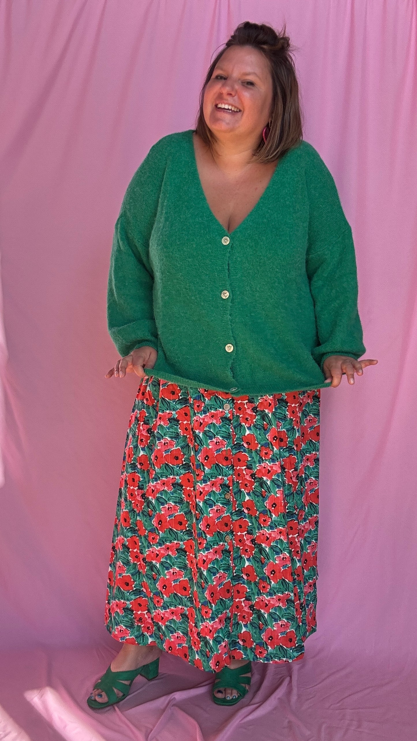Craquez pour ce pull gilet grande taille uni vert gazon aussi doux que stylé, avec ses couleurs vives et sa matière contenant de l’alpaga pour une sensation moelleuse et cocooning.