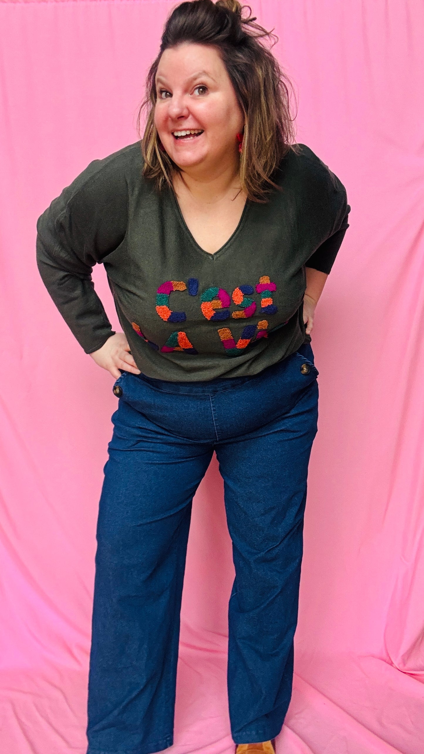 Ce pull grande taille "c'est la vie" kaki est une pièce parfaite pour illuminer votre dressing et afficher une touche de gaieté en toute simplicité !