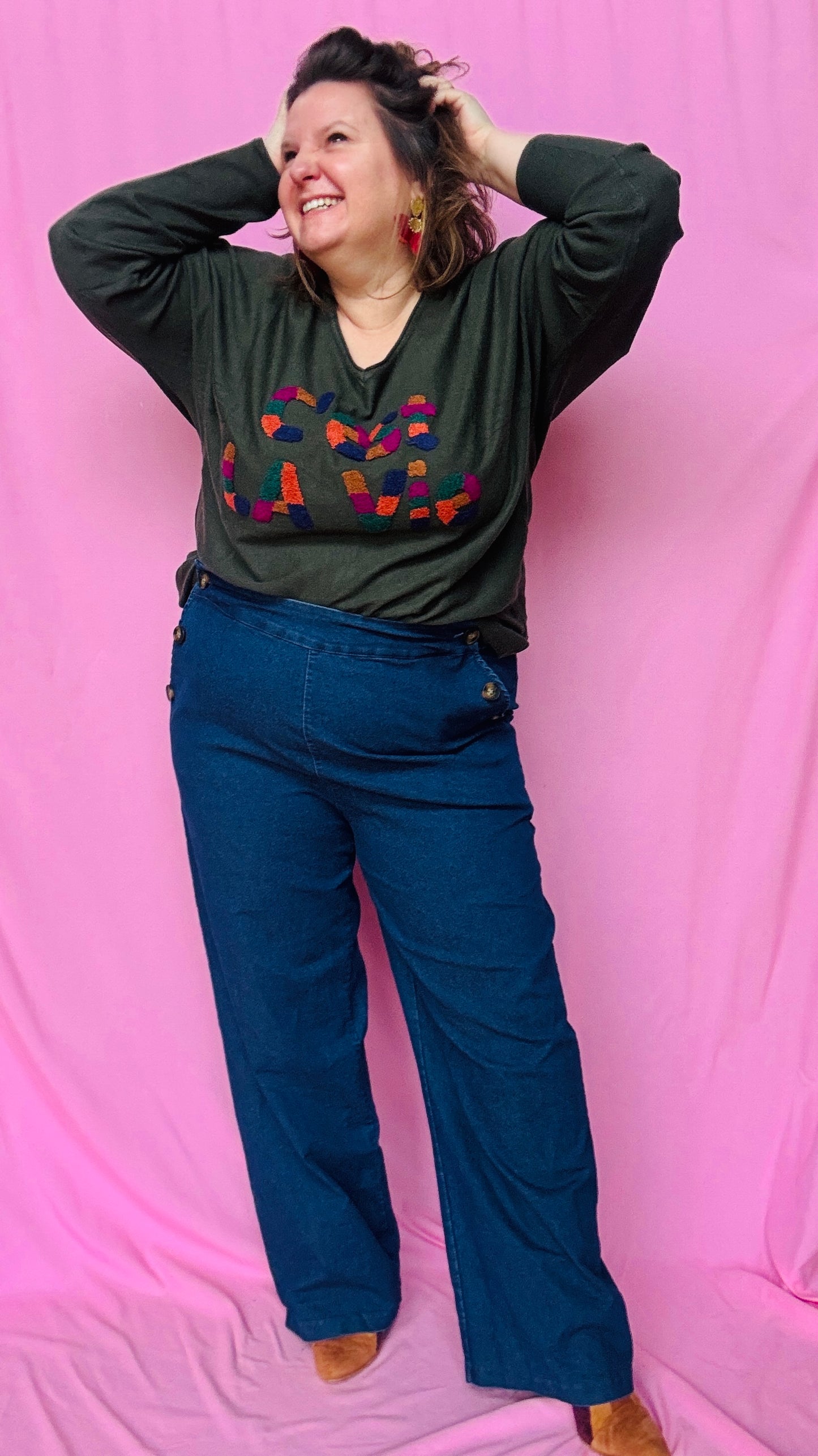 Ce pull grande taille "c'est la vie" kaki est une pièce parfaite pour illuminer votre dressing et afficher une touche de gaieté en toute simplicité !
