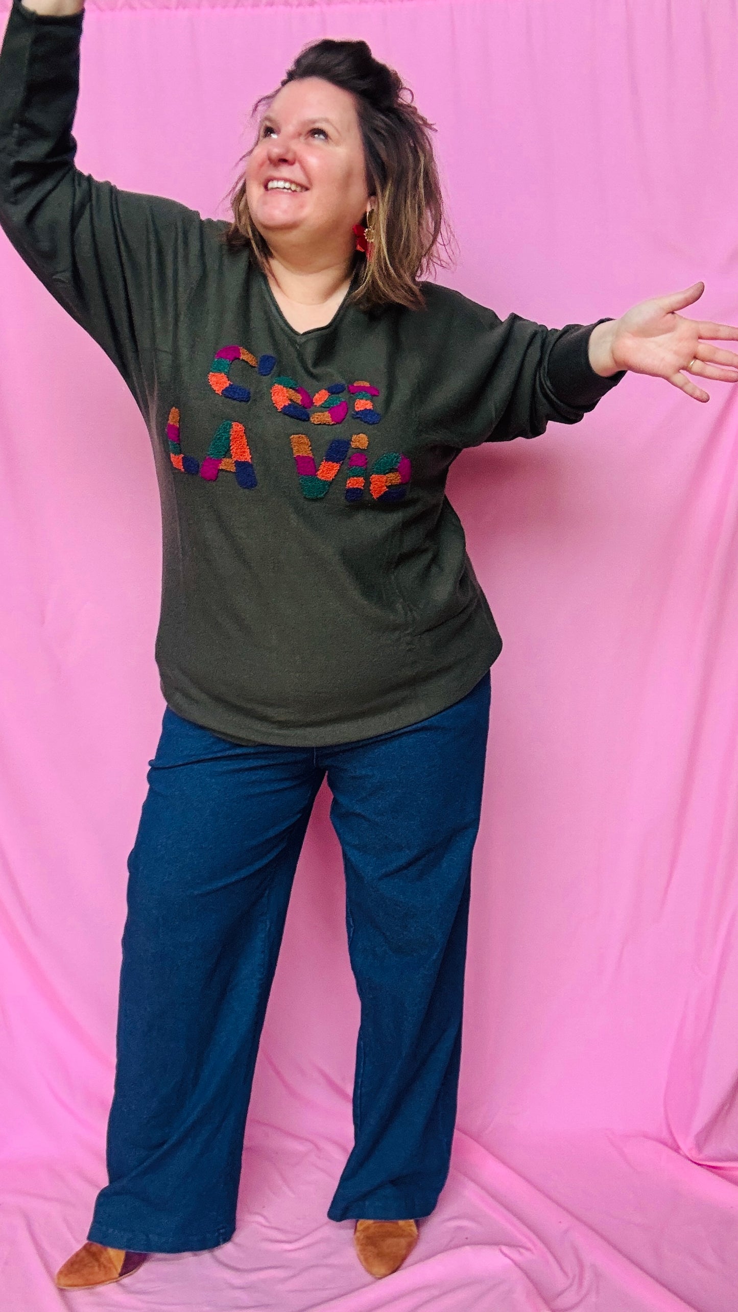 Ce pull grande taille "c'est la vie" kaki est une pièce parfaite pour illuminer votre dressing et afficher une touche de gaieté en toute simplicité !