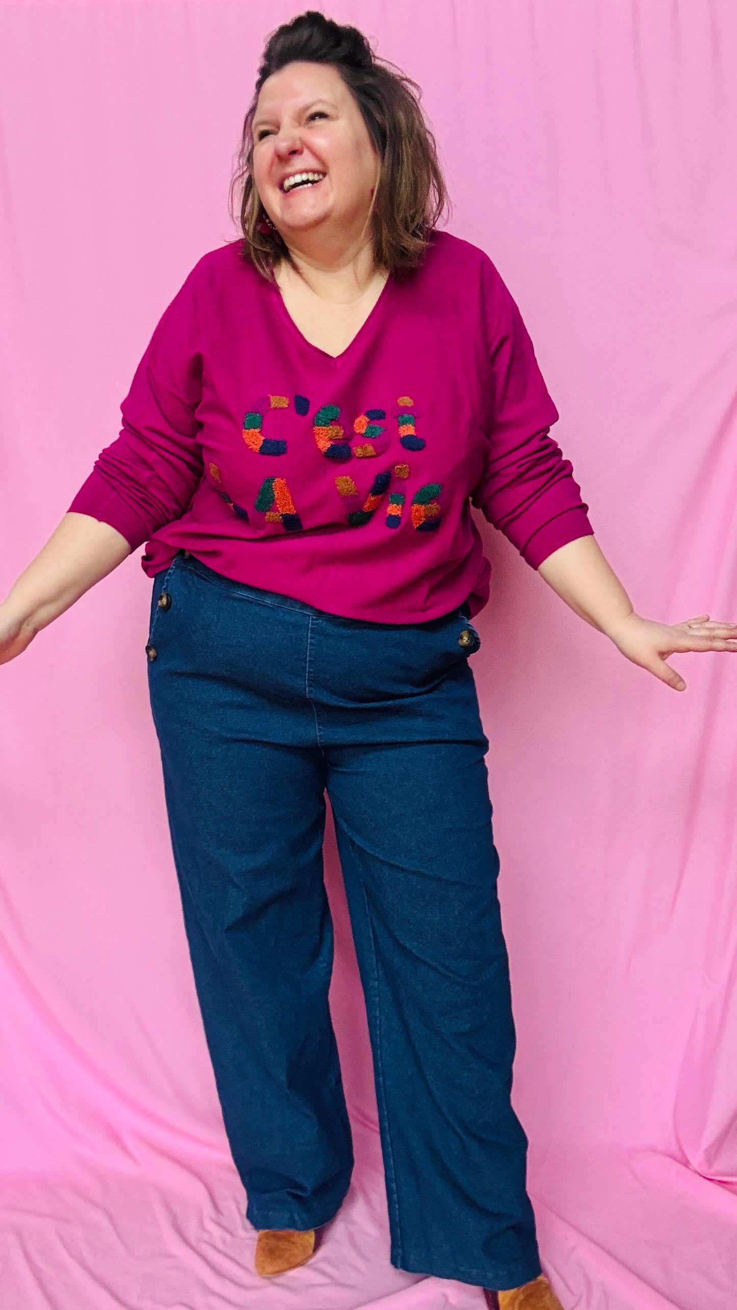 Ce pull grande taille "c'est la vie" prune est une pièce parfaite pour illuminer votre dressing et afficher une touche de gaieté en toute simplicité !