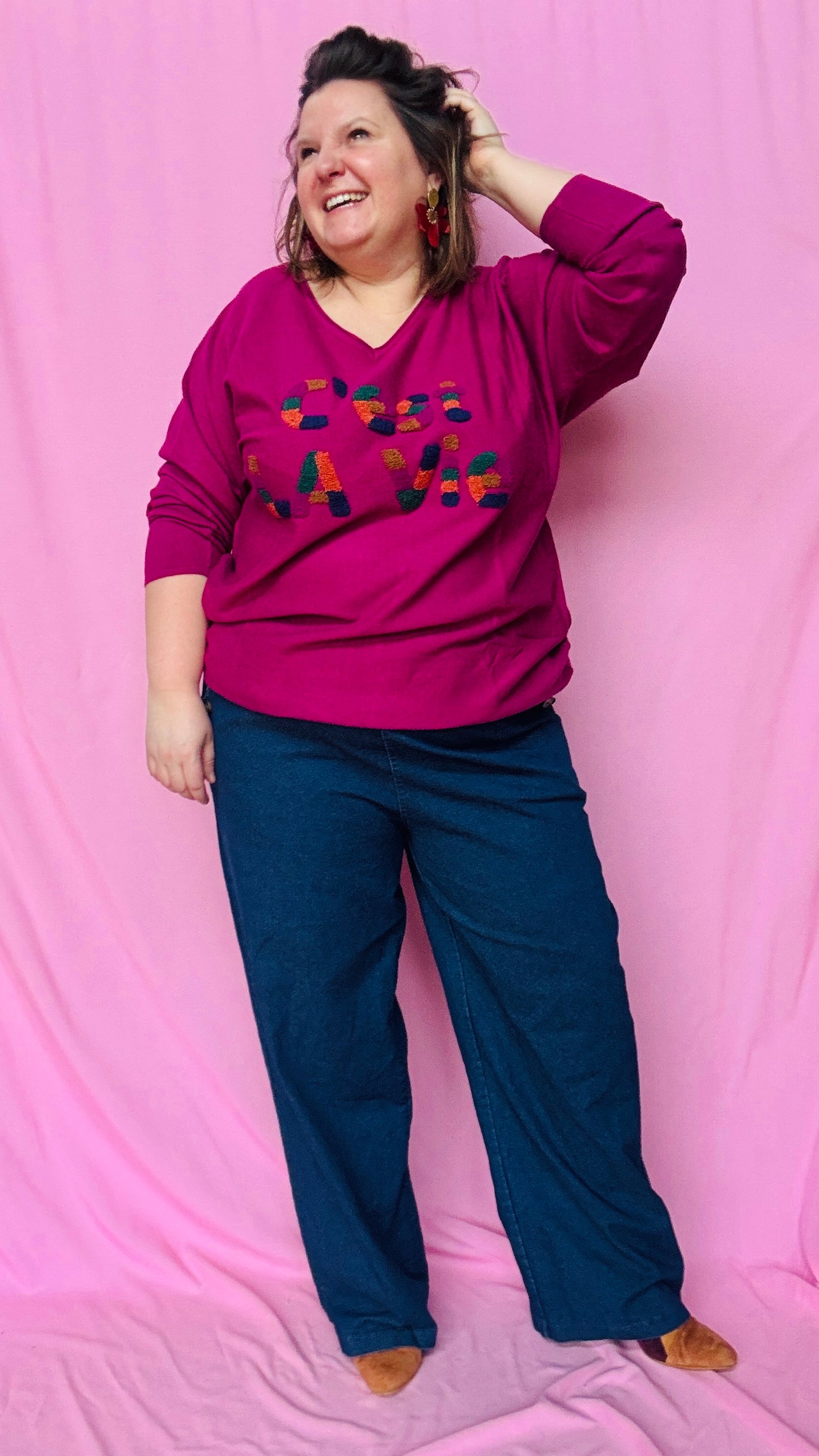 Ce pull grande taille "c'est la vie" prune est une pièce parfaite pour illuminer votre dressing et afficher une touche de gaieté en toute simplicité !