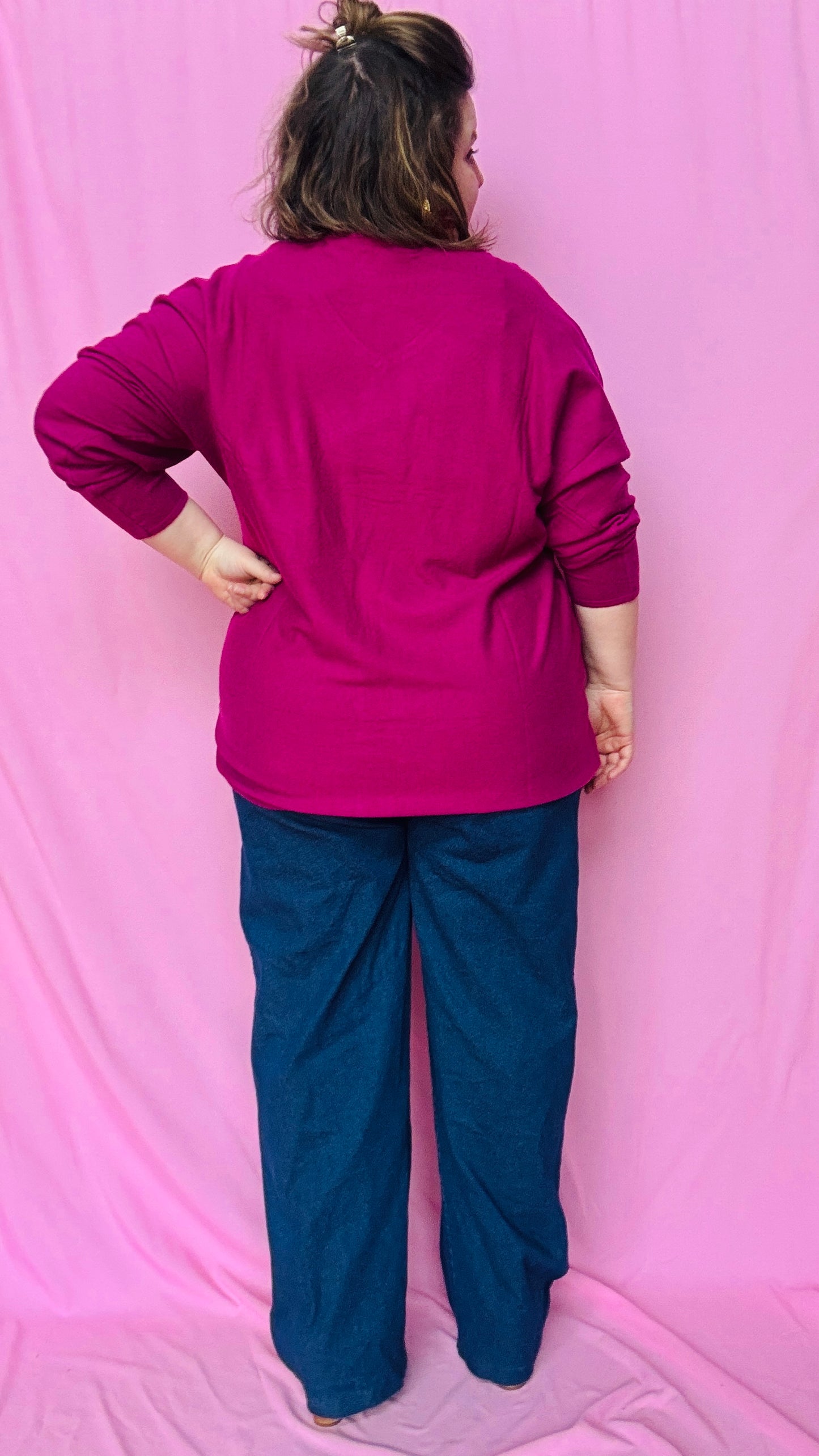 Ce pull grande taille "c'est la vie" prune est une pièce parfaite pour illuminer votre dressing et afficher une touche de gaieté en toute simplicité !