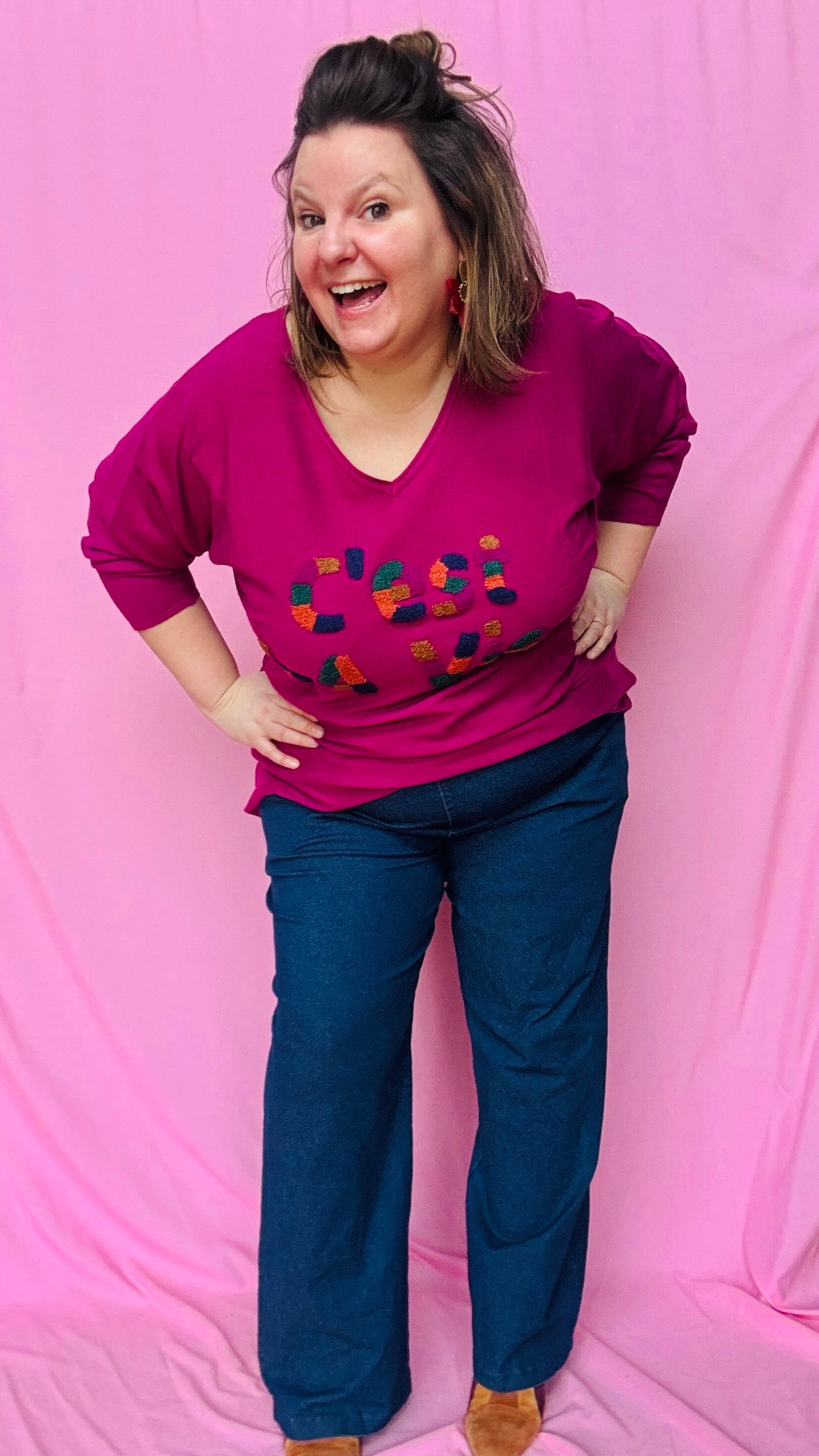Ce pull grande taille "c'est la vie" prune est une pièce parfaite pour illuminer votre dressing et afficher une touche de gaieté en toute simplicité !