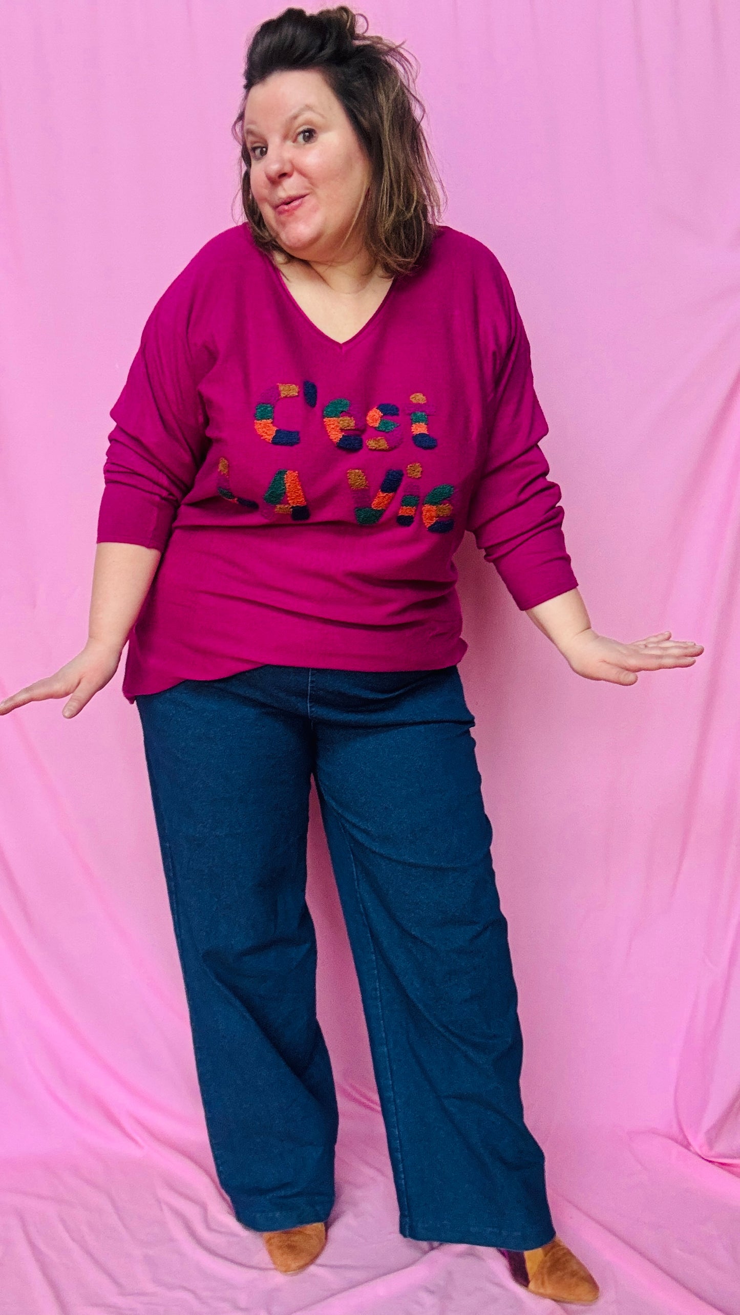 Ce pull grande taille "c'est la vie" prune est une pièce parfaite pour illuminer votre dressing et afficher une touche de gaieté en toute simplicité !