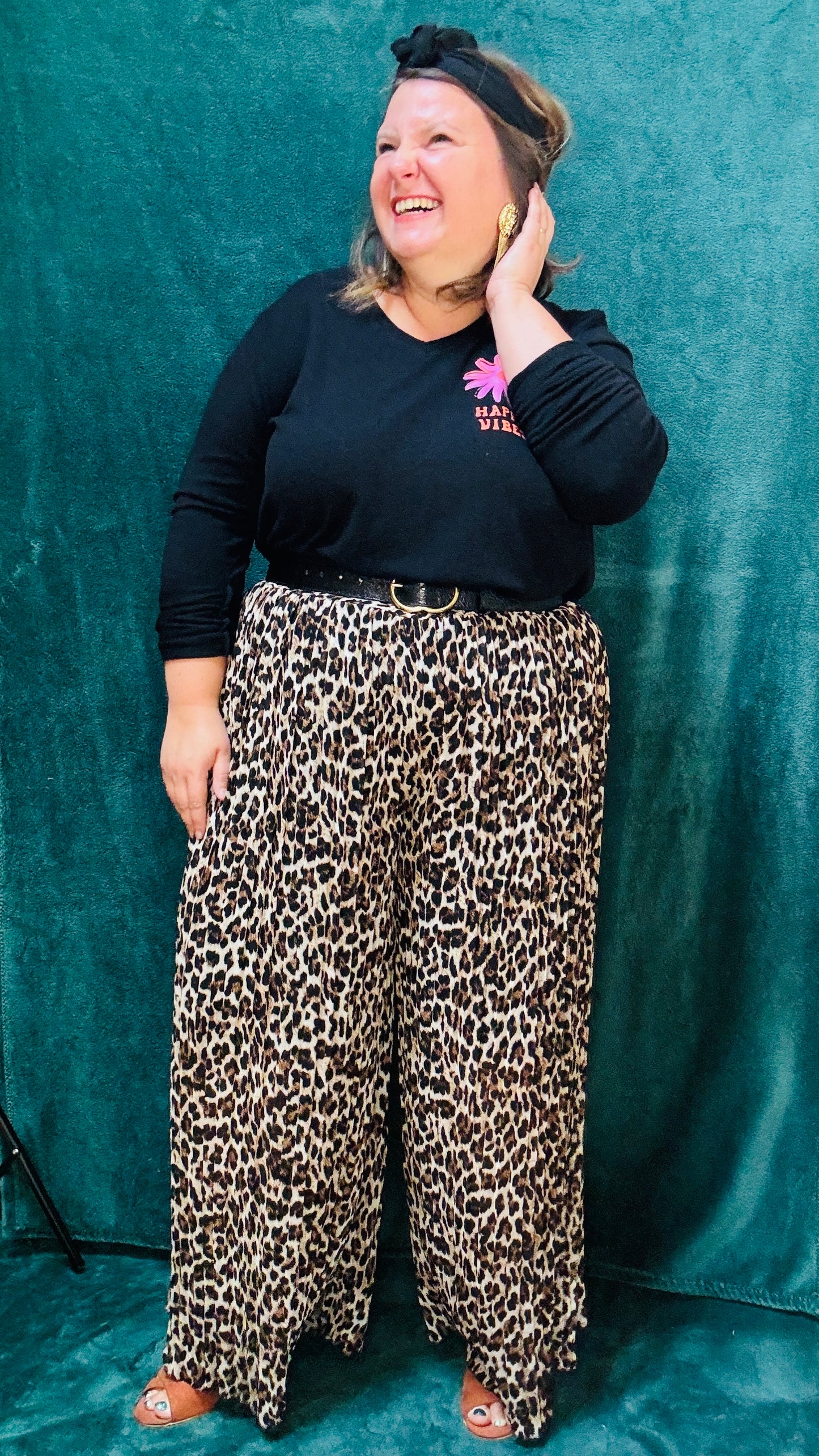 Adoptez ce pull fin grande taille noir
happy vibes pour un style discret, chic et décontracté, tout en bénéficiant d'un confort optimal au quotidien.