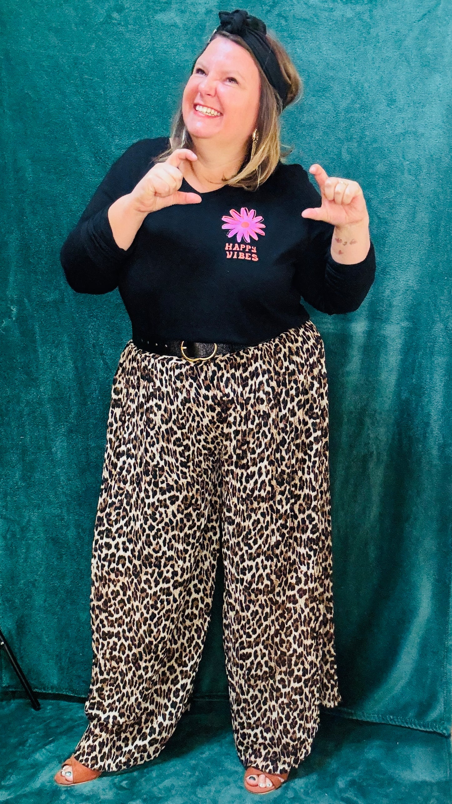 Adoptez ce pull fin grande taille noir
happy vibes pour un style discret, chic et décontracté, tout en bénéficiant d'un confort optimal au quotidien.