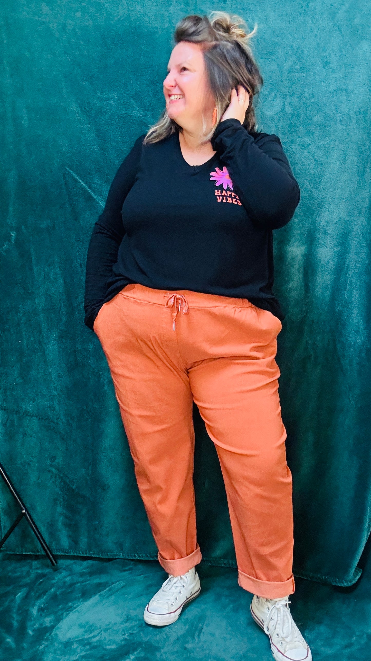 Adoptez ce pull fin grande taille noir
happy vibes pour un style discret, chic et décontracté, tout en bénéficiant d'un confort optimal au quotidien.
