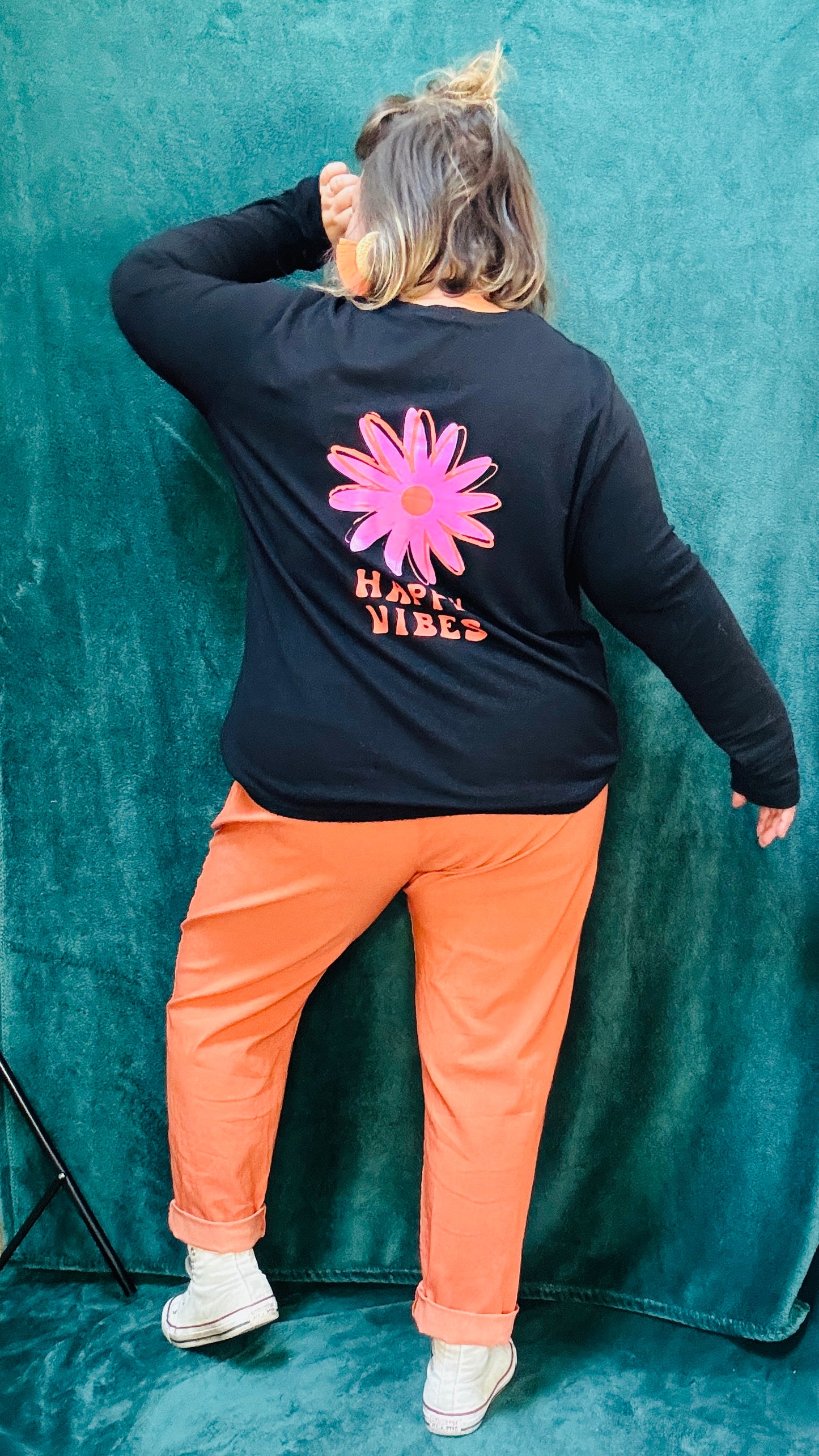 Adoptez ce pull fin grande taille noir
happy vibes pour un style discret, chic et décontracté, tout en bénéficiant d'un confort optimal au quotidien.