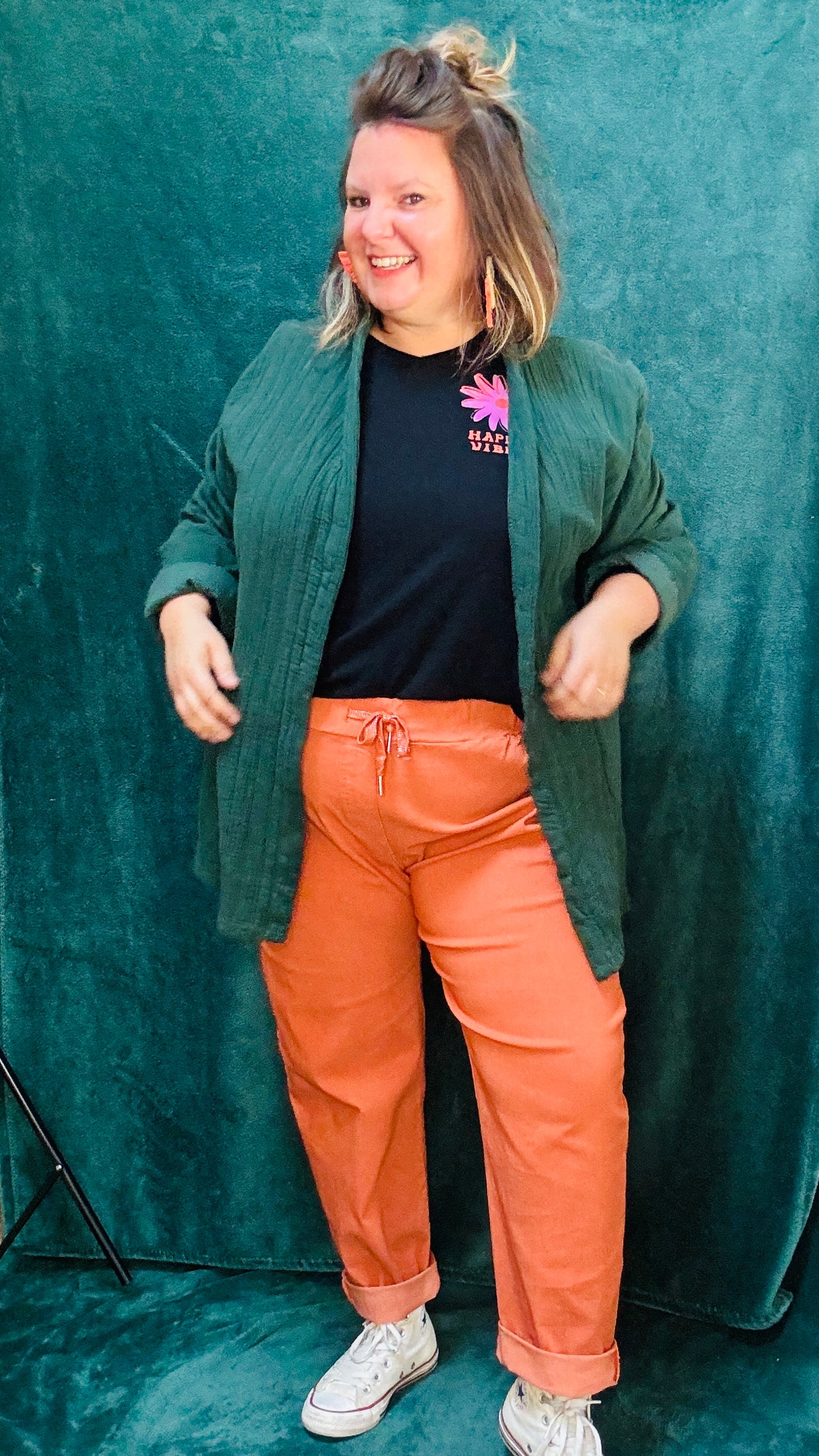 Adoptez ce pull fin grande taille noir
happy vibes pour un style discret, chic et décontracté, tout en bénéficiant d'un confort optimal au quotidien.