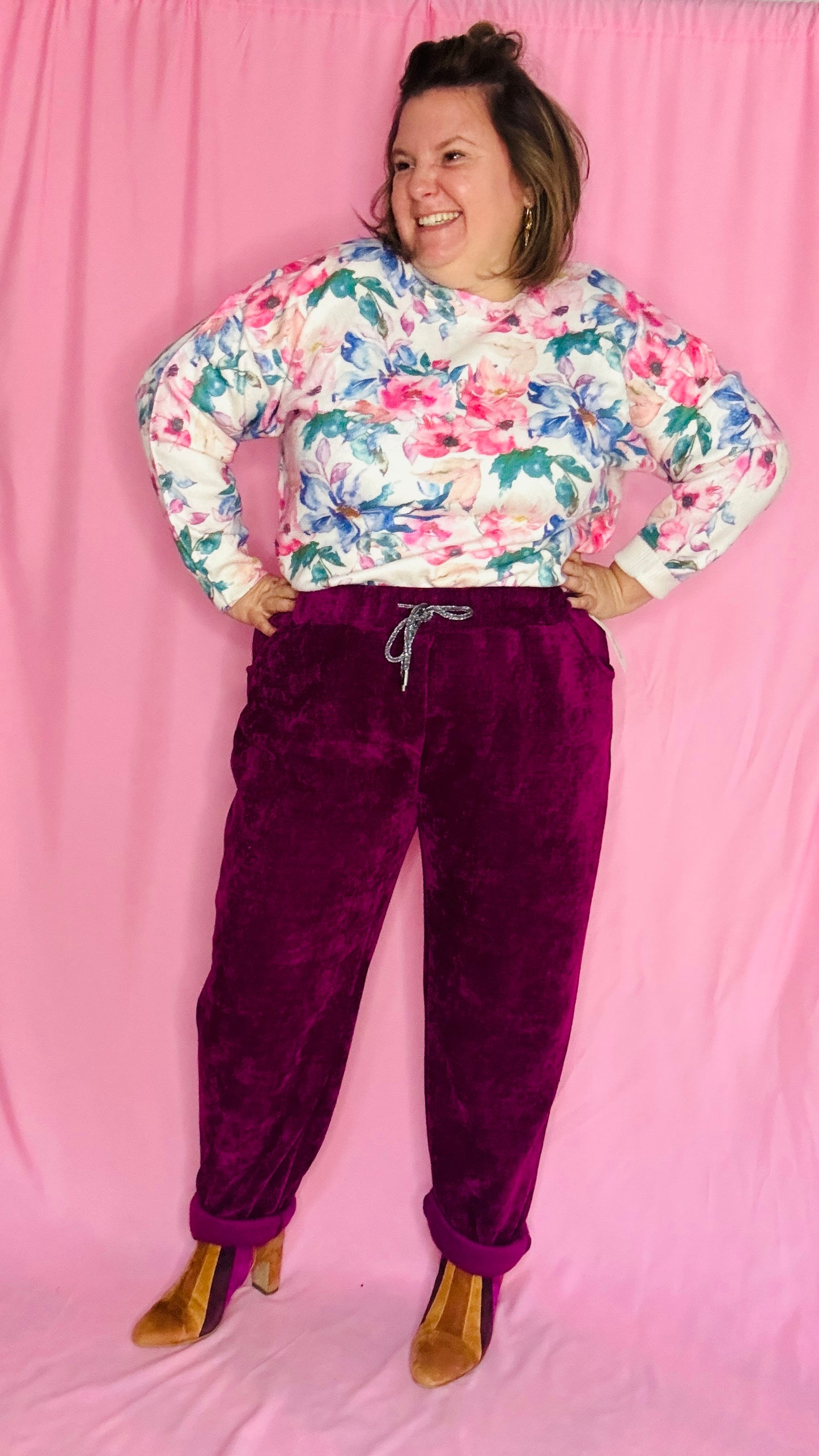Ce pull grande taille fleuri est la pièce parfaite pour un look à la fois chic, original et féminin tout en restant confortable et facile à porter au quotidien !