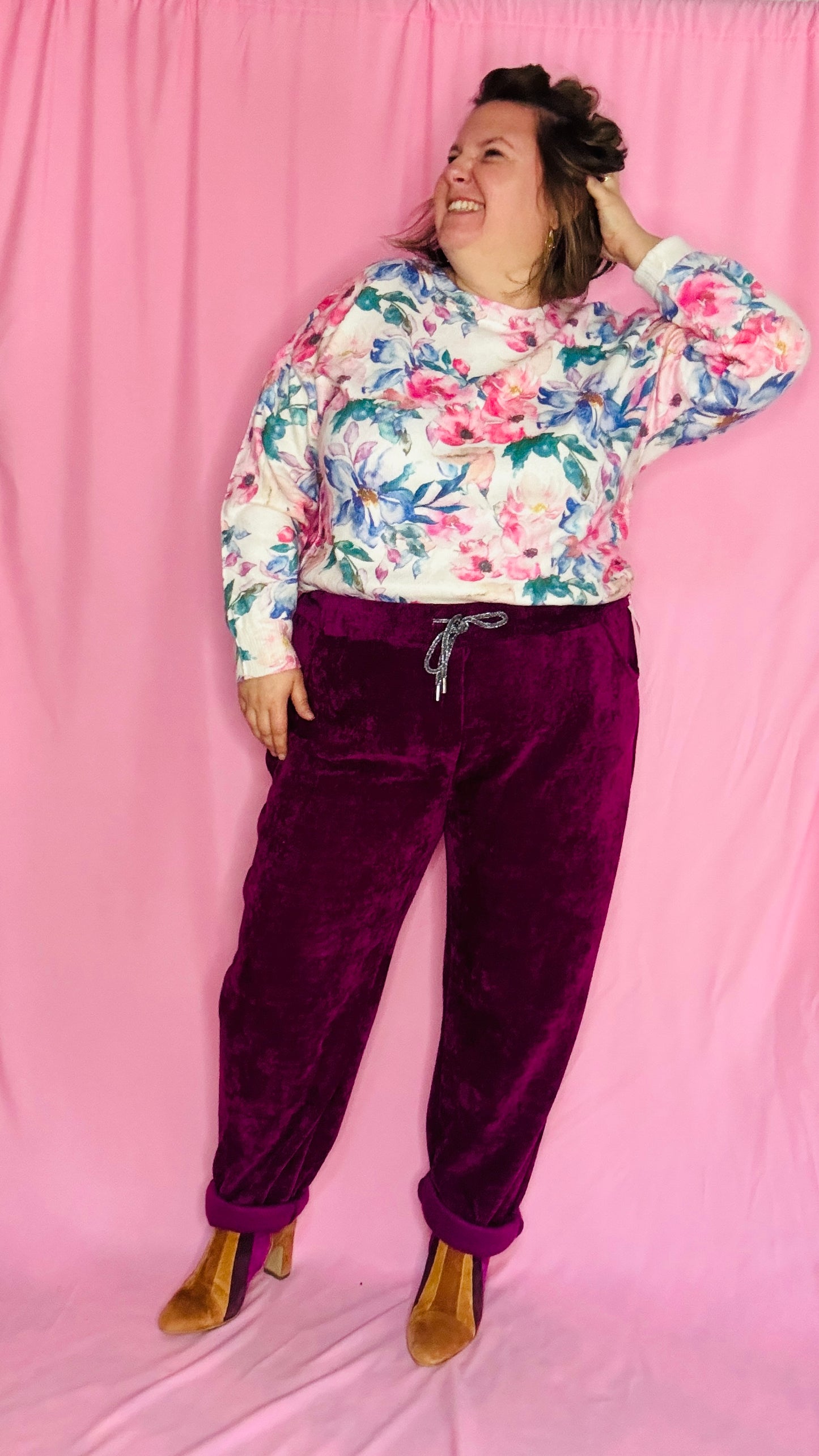 Ce pull grande taille fleuri est la pièce parfaite pour un look à la fois chic, original et féminin tout en restant confortable et facile à porter au quotidien !