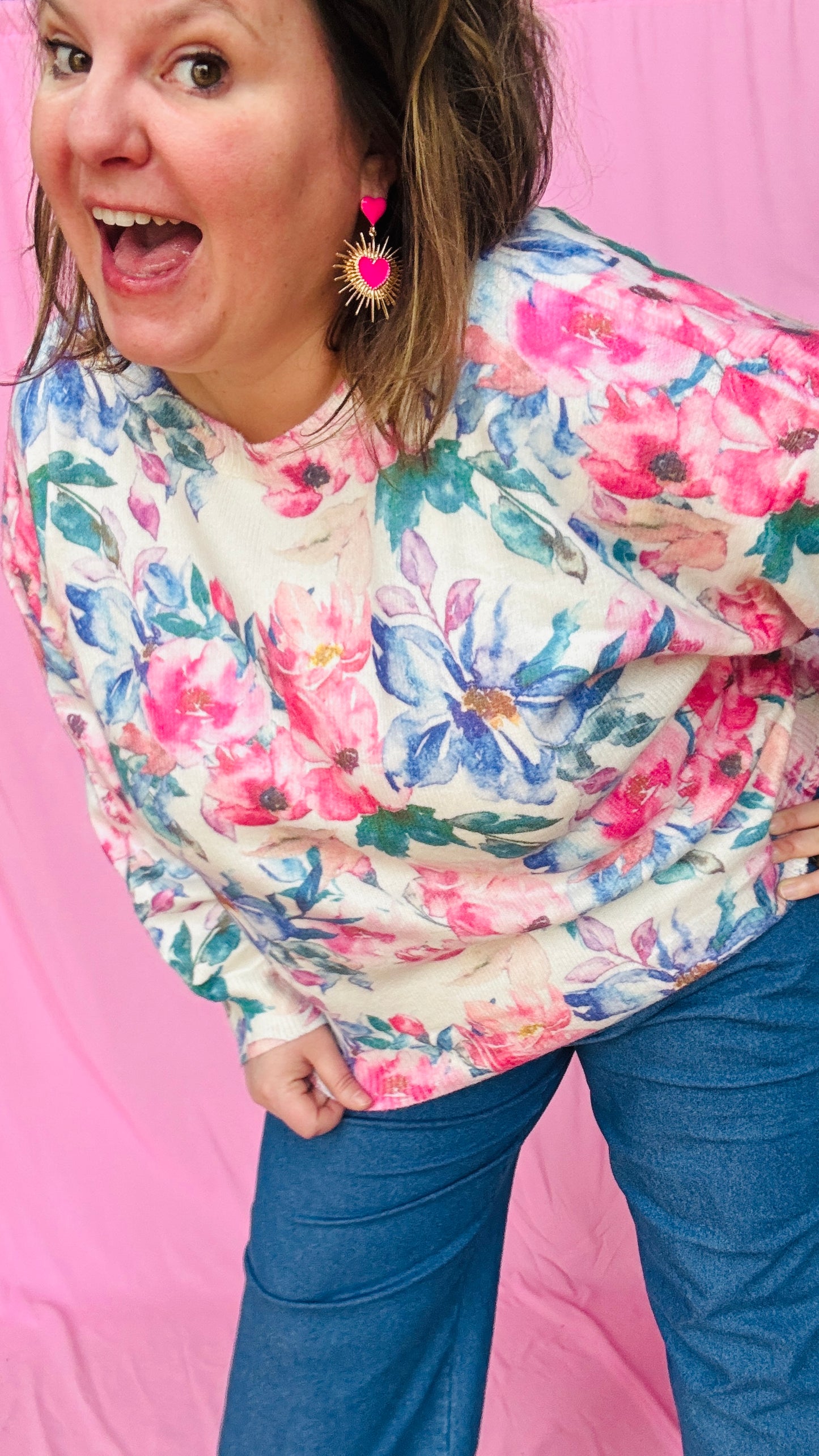 Ce pull grande taille fleuri est la pièce parfaite pour un look à la fois chic, original et féminin tout en restant confortable et facile à porter au quotidien !