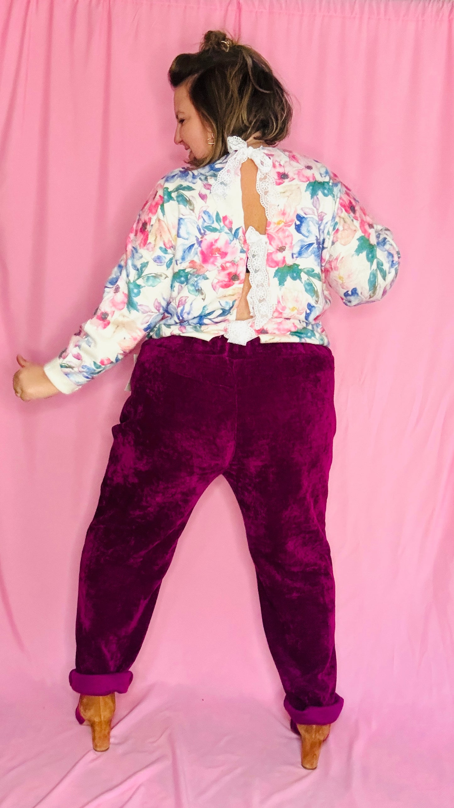 Ce pull grande taille fleuri est la pièce parfaite pour un look à la fois chic, original et féminin tout en restant confortable et facile à porter au quotidien !