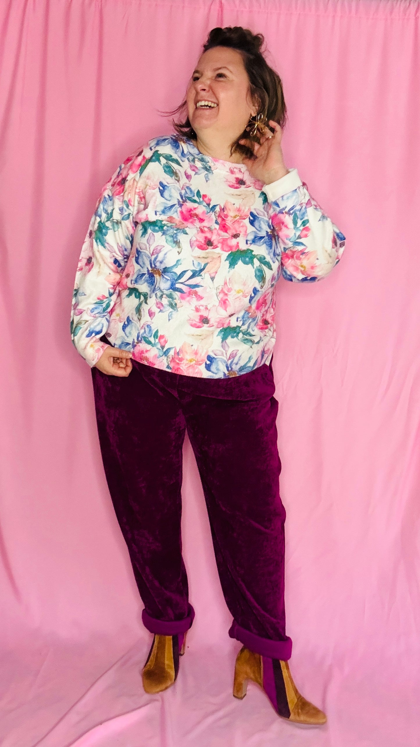Ce pull grande taille fleuri est la pièce parfaite pour un look à la fois chic, original et féminin tout en restant confortable et facile à porter au quotidien !