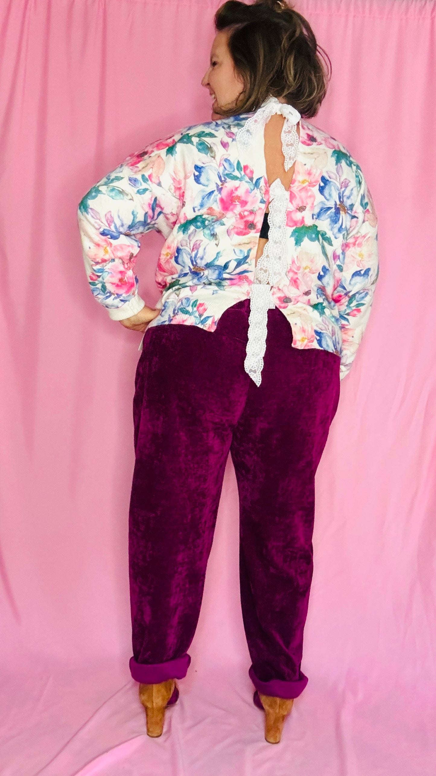Ce pull grande taille fleuri est la pièce parfaite pour un look à la fois chic, original et féminin tout en restant confortable et facile à porter au quotidien !