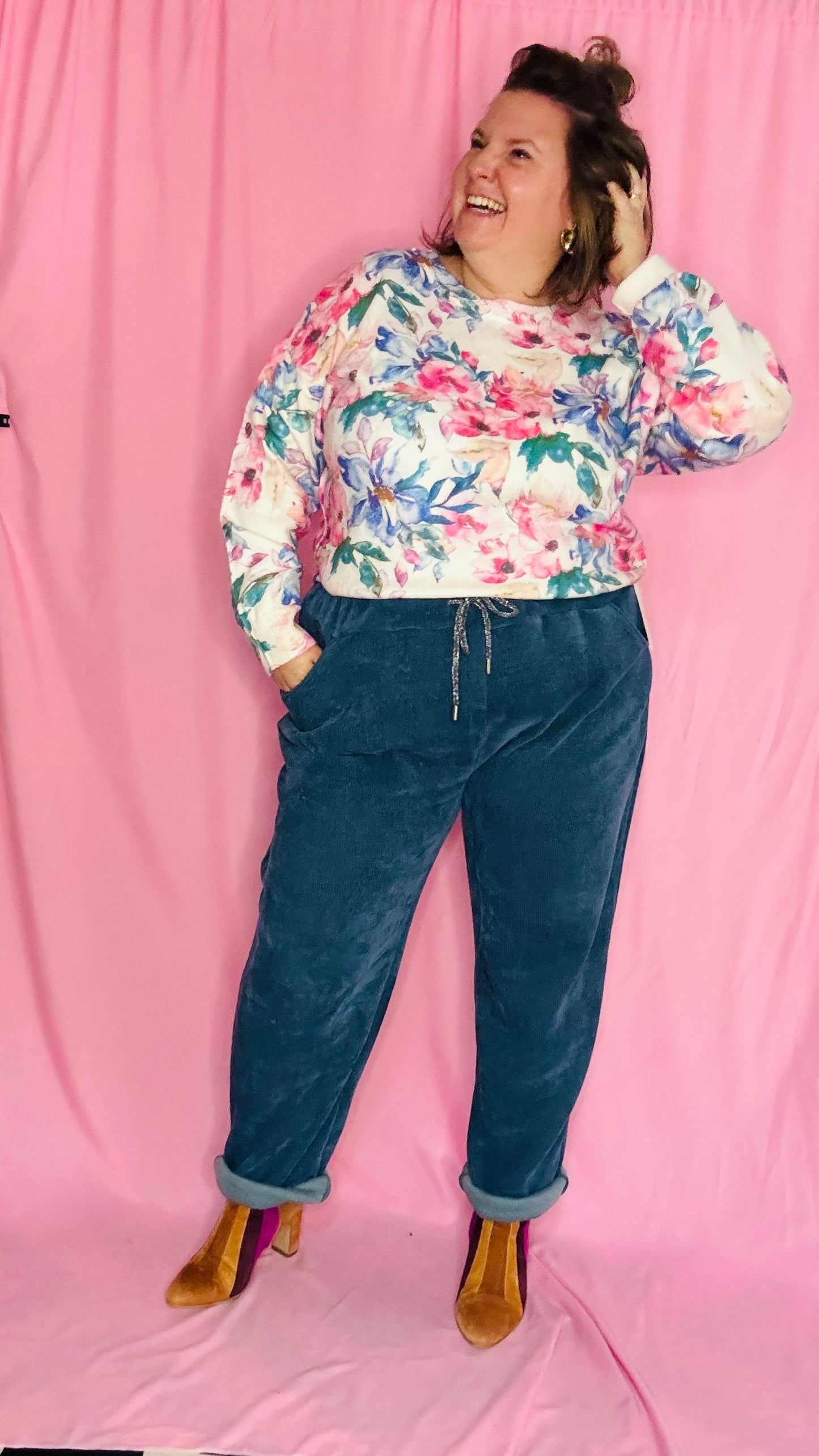 Ce pull grande taille fleuri est la pièce parfaite pour un look à la fois chic, original et féminin tout en restant confortable et facile à porter au quotidien !