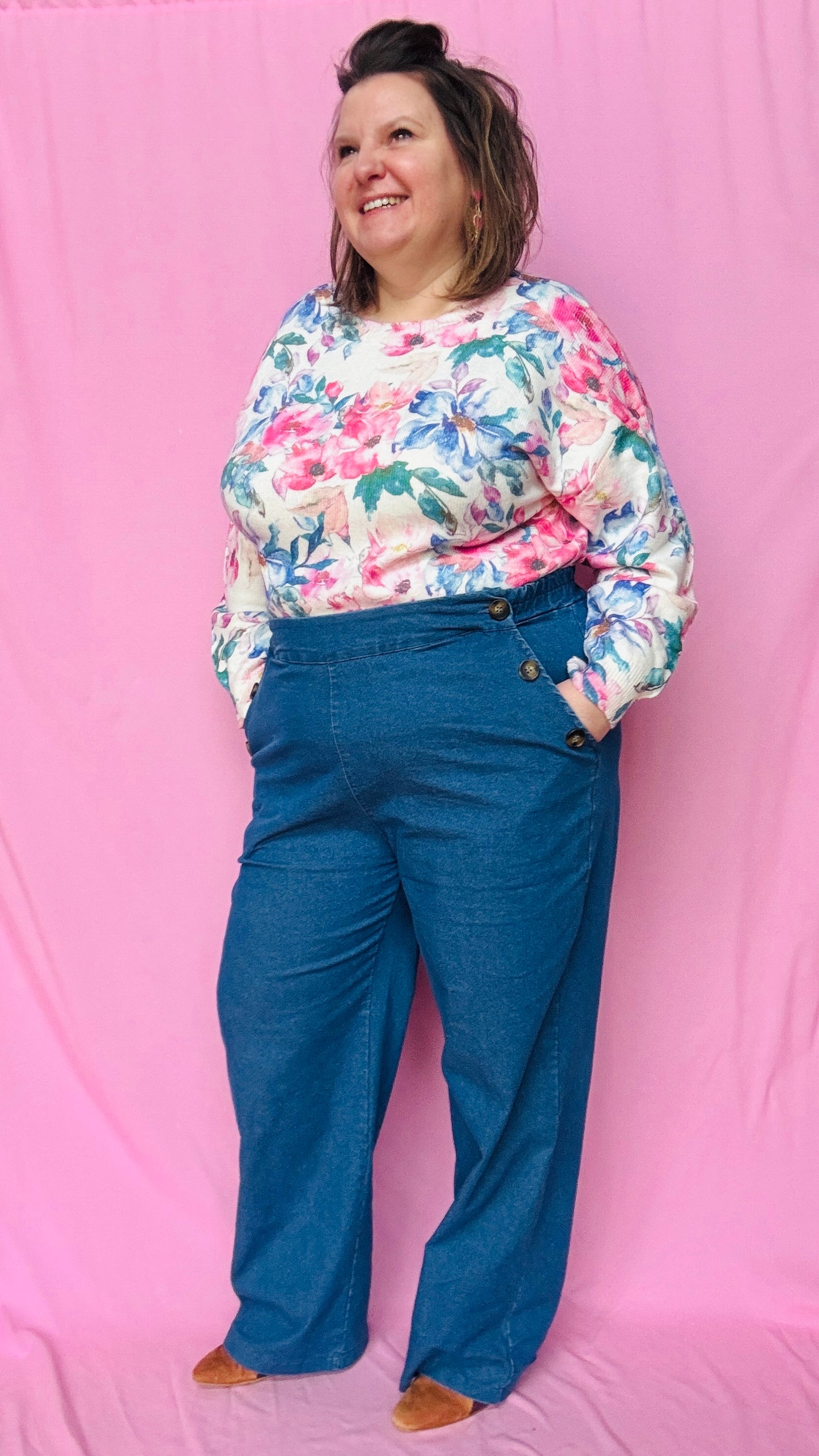 Ce pull grande taille fleuri est la pièce parfaite pour un look à la fois chic, original et féminin tout en restant confortable et facile à porter au quotidien !