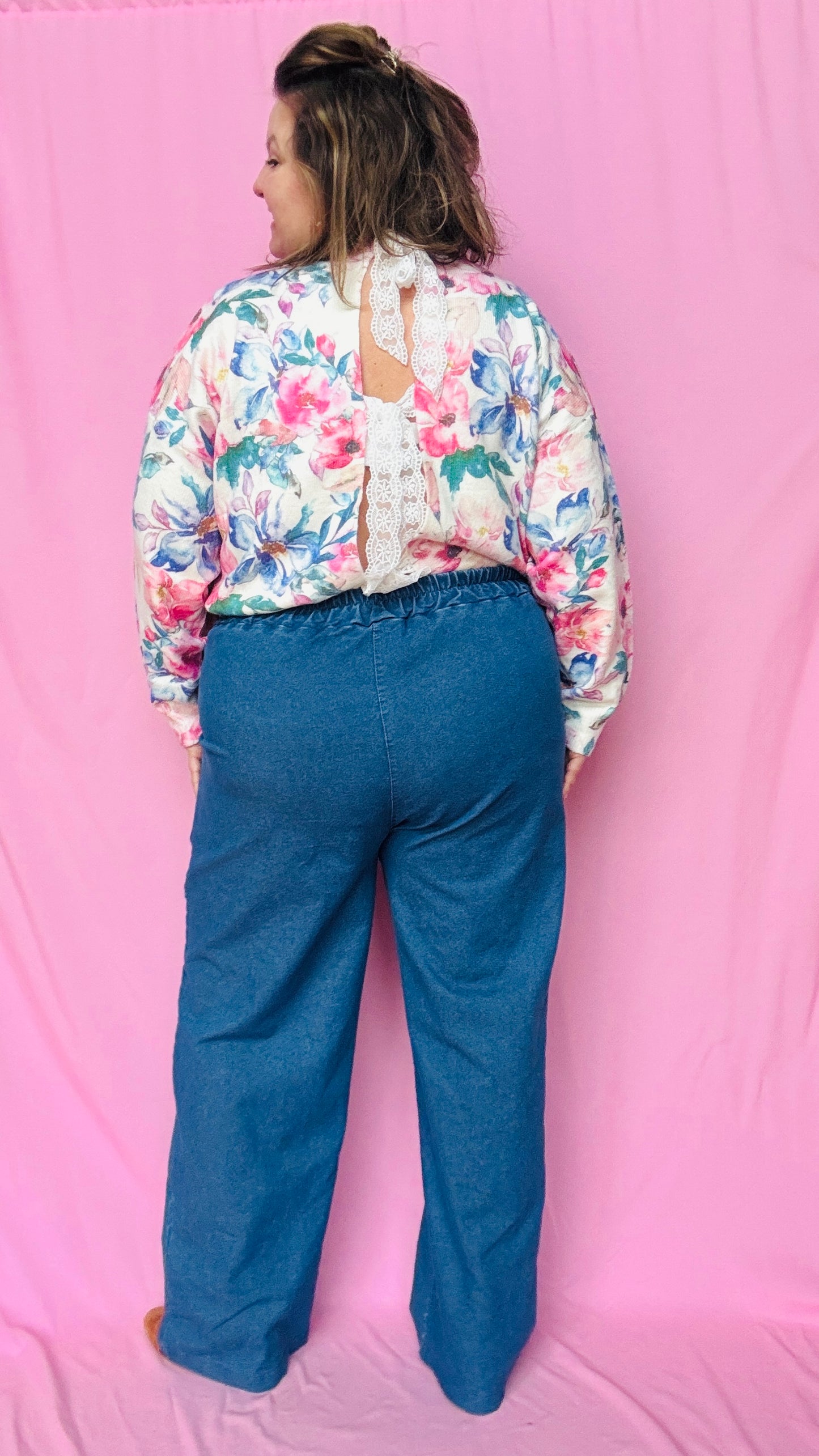 Ce pull grande taille fleuri est la pièce parfaite pour un look à la fois chic, original et féminin tout en restant confortable et facile à porter au quotidien !