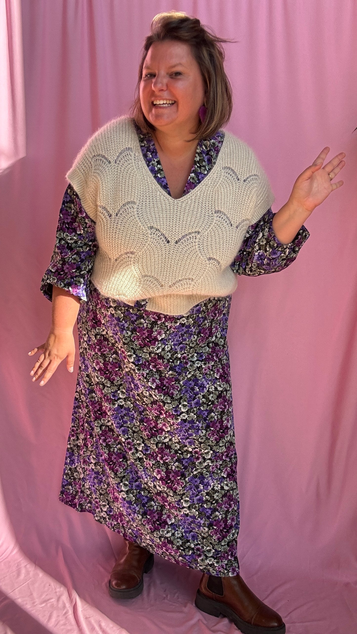 Adopte le pull sans manche grande taille beige, une pièce essentielle et ultra polyvalente pour twister toutes tes tenues avec style et confort.