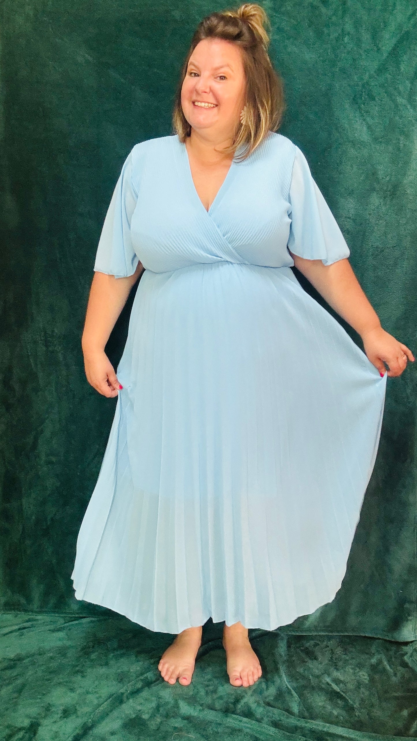 Avec cette robe longue grande taille plissée unie bleu bébé, soyez prête à briller avec élégance et confort lors de toutes vos occasions spéciales. Idéale pour afficher votre style glamour et professionnel avec une pièce vibrante et sophistiquée.