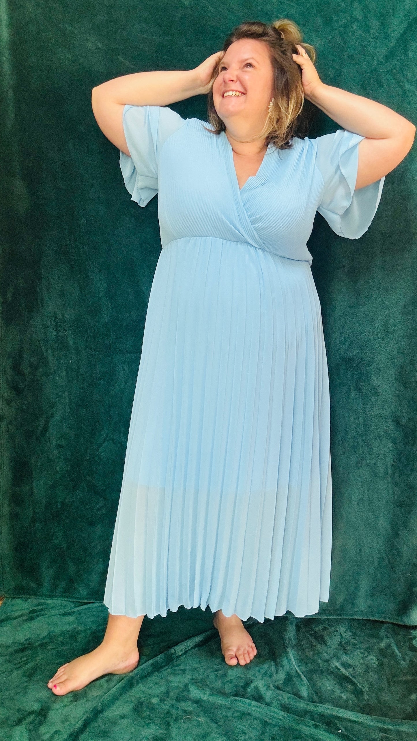 Avec cette robe longue grande taille plissée unie bleu bébé, soyez prête à briller avec élégance et confort lors de toutes vos occasions spéciales. Idéale pour afficher votre style glamour et professionnel avec une pièce vibrante et sophistiquée.