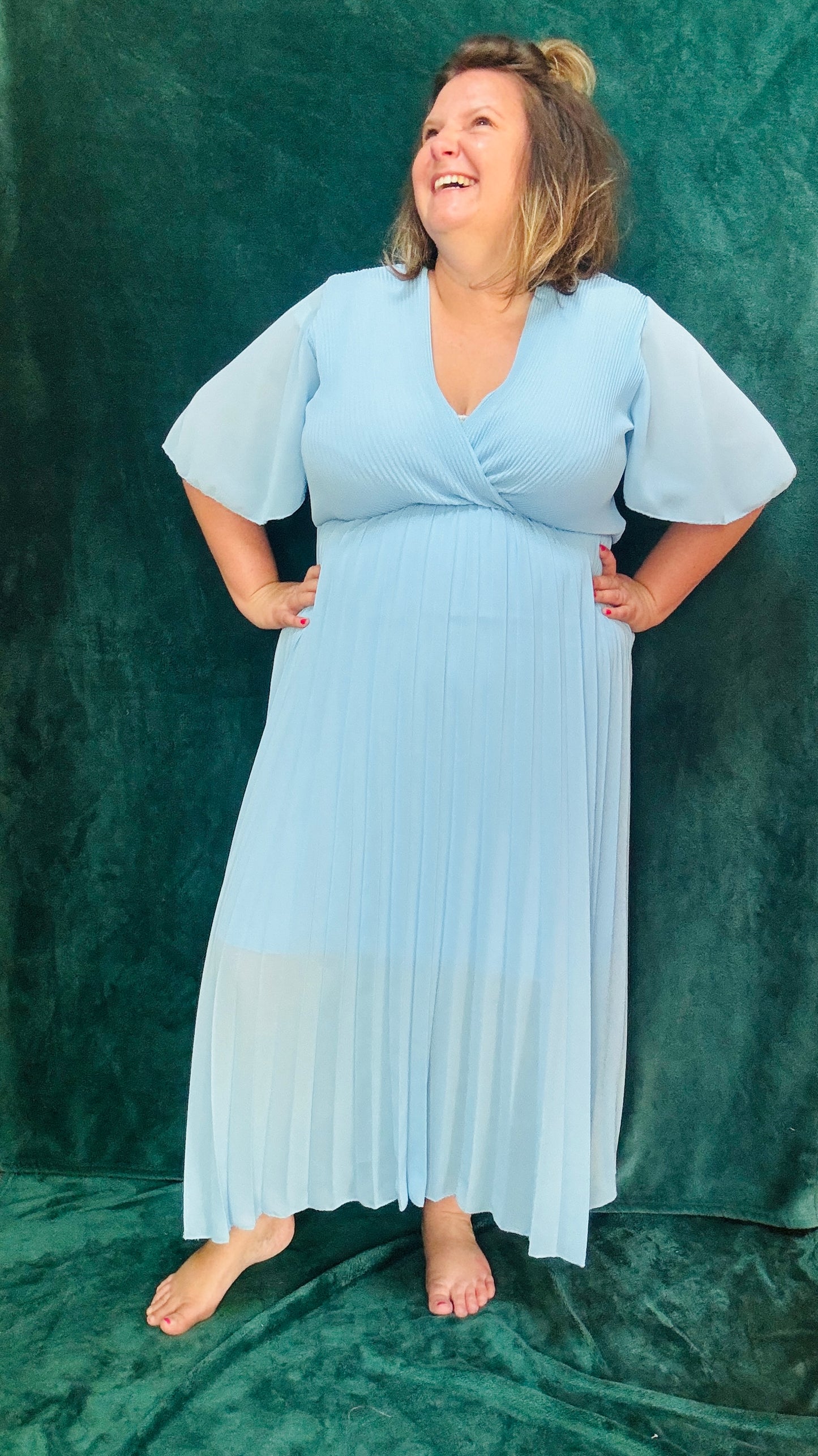 Avec cette robe longue grande taille plissée unie bleu bébé, soyez prête à briller avec élégance et confort lors de toutes vos occasions spéciales. Idéale pour afficher votre style glamour et professionnel avec une pièce vibrante et sophistiquée.