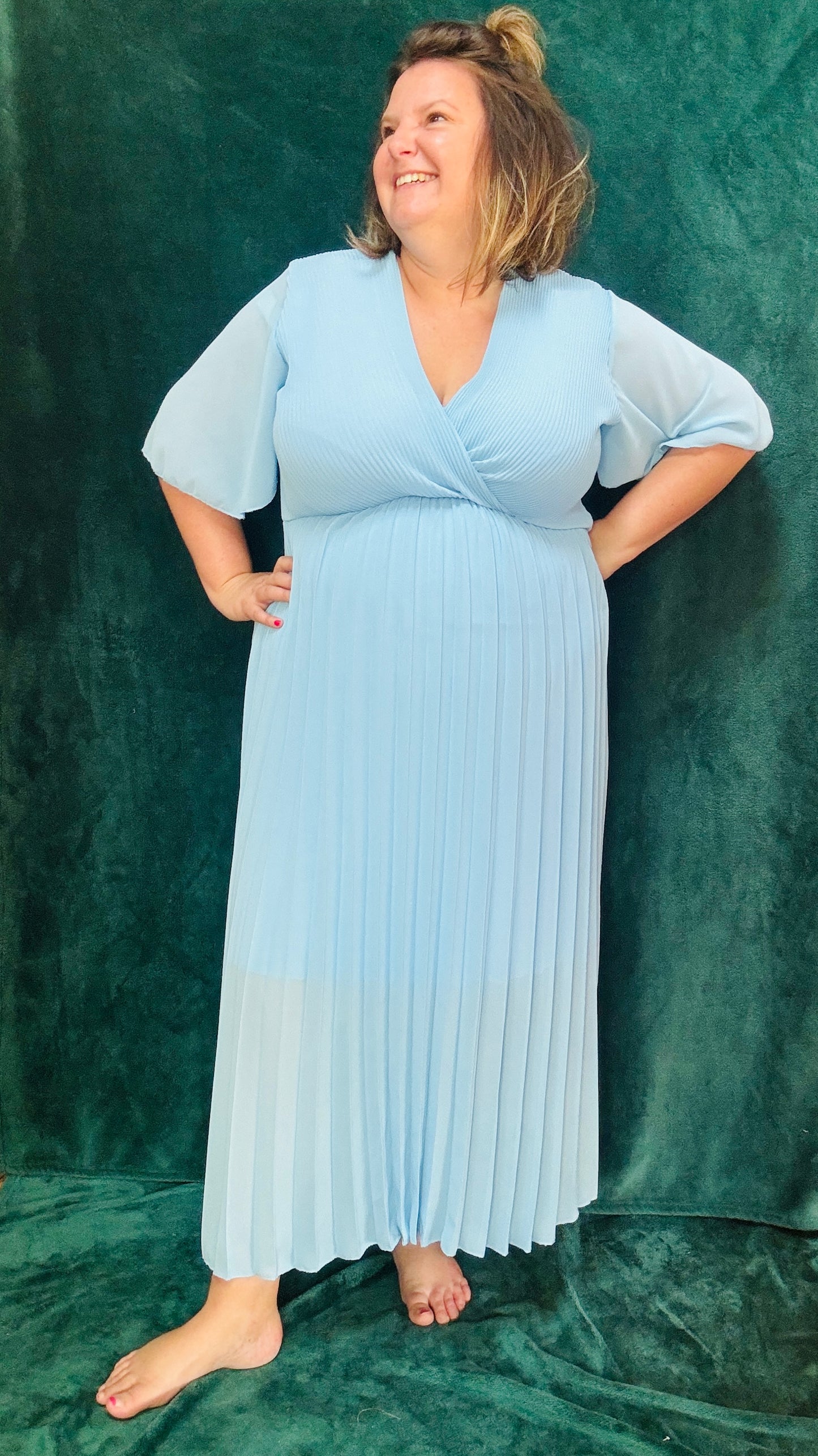 Avec cette robe longue grande taille plissée unie bleu bébé, soyez prête à briller avec élégance et confort lors de toutes vos occasions spéciales. Idéale pour afficher votre style glamour et professionnel avec une pièce vibrante et sophistiquée.