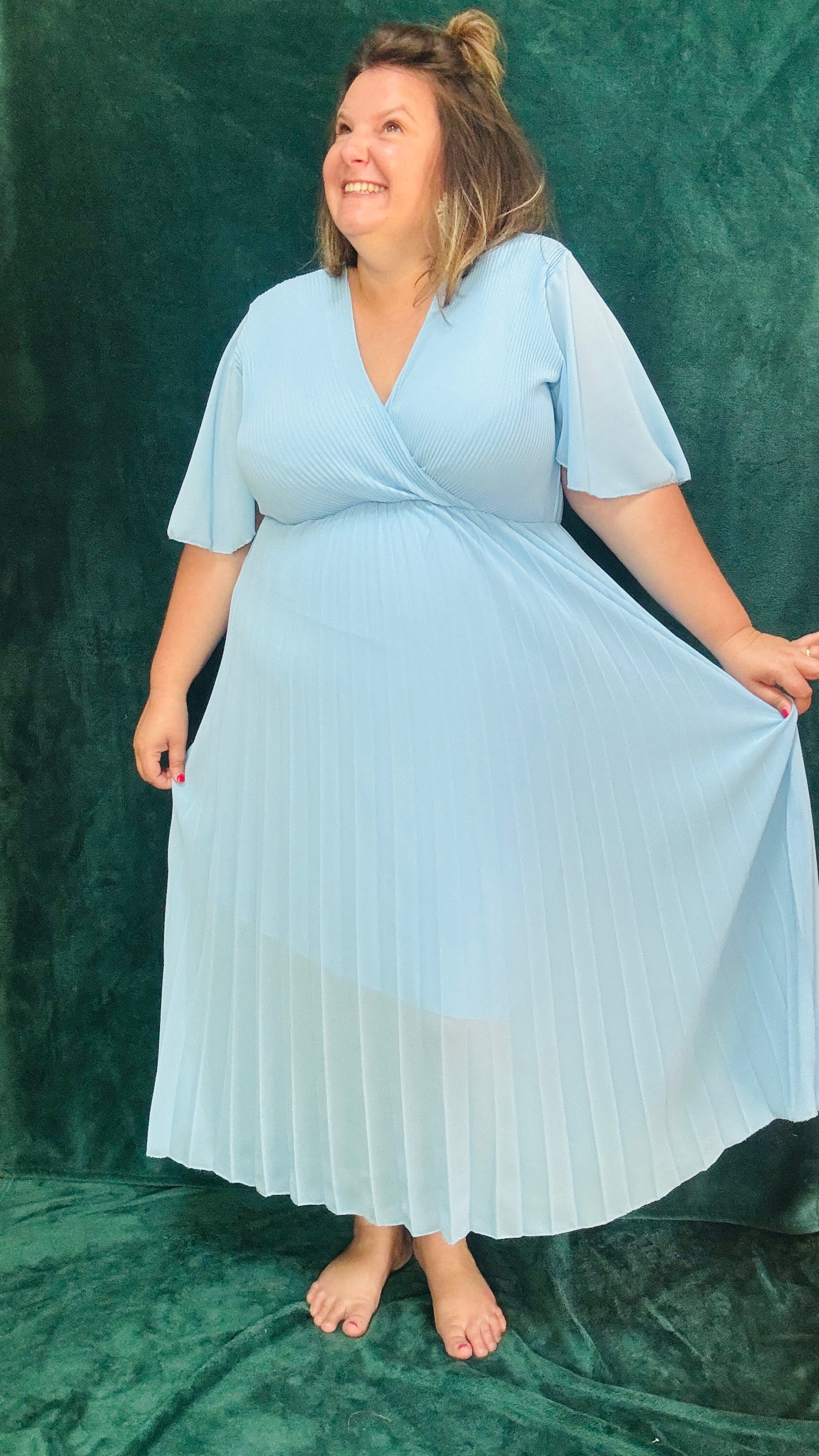 Avec cette robe longue grande taille plissée unie bleu bébé, soyez prête à briller avec élégance et confort lors de toutes vos occasions spéciales. Idéale pour afficher votre style glamour et professionnel avec une pièce vibrante et sophistiquée.
