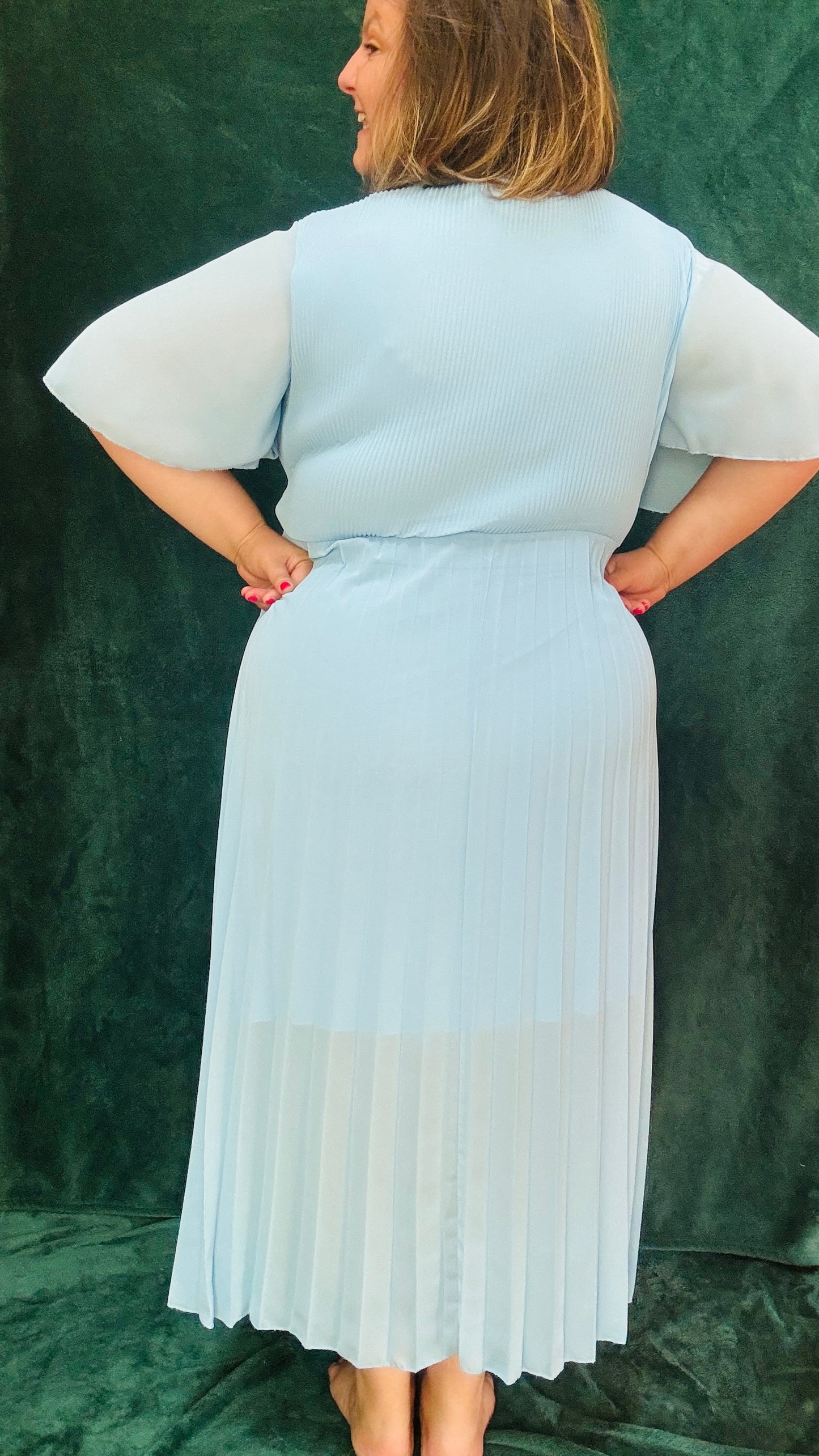 Avec cette robe longue grande taille plissée unie bleu bébé, soyez prête à briller avec élégance et confort lors de toutes vos occasions spéciales. Idéale pour afficher votre style glamour et professionnel avec une pièce vibrante et sophistiquée.
