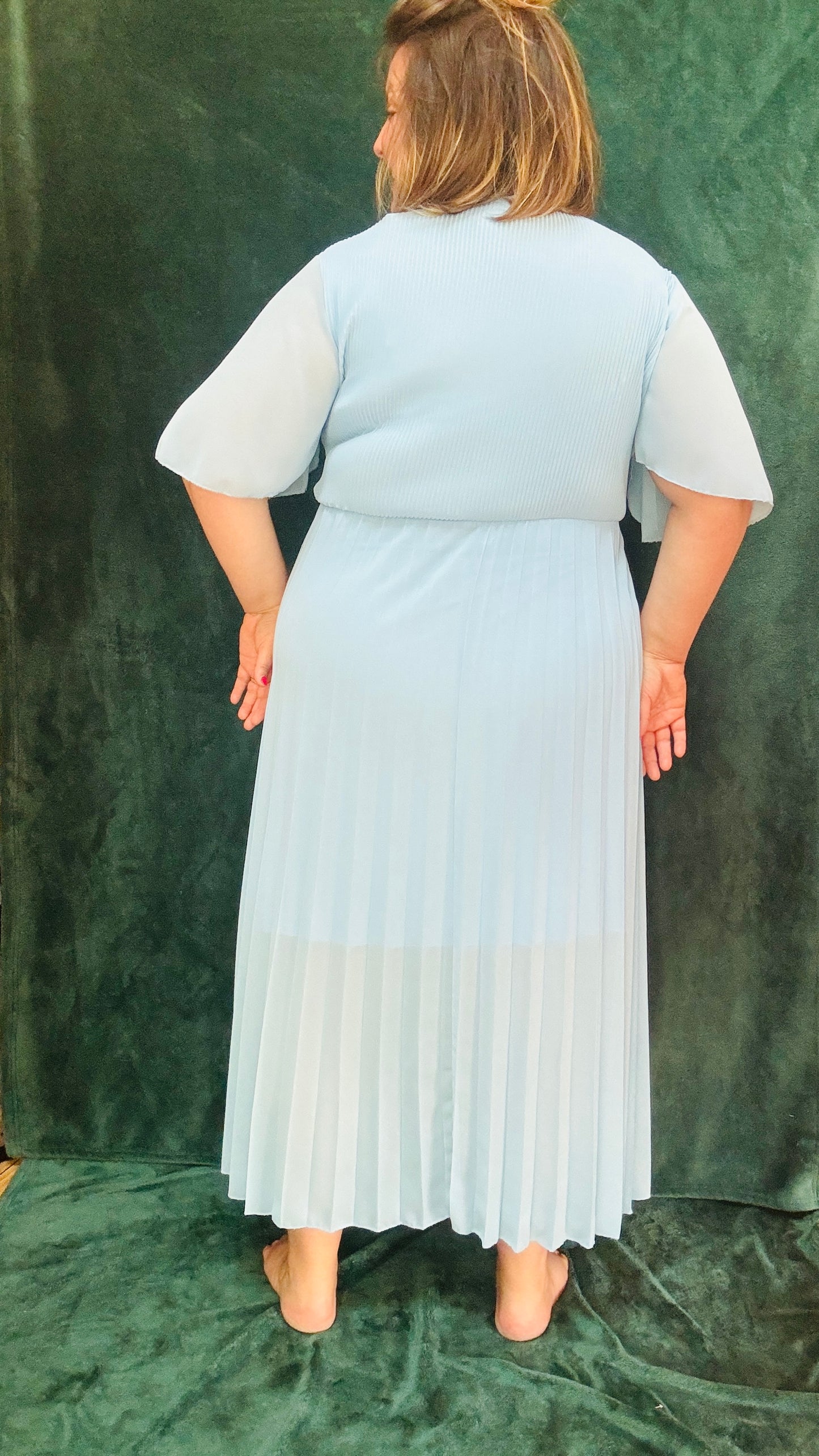 Avec cette robe longue grande taille plissée unie bleu bébé, soyez prête à briller avec élégance et confort lors de toutes vos occasions spéciales. Idéale pour afficher votre style glamour et professionnel avec une pièce vibrante et sophistiquée.