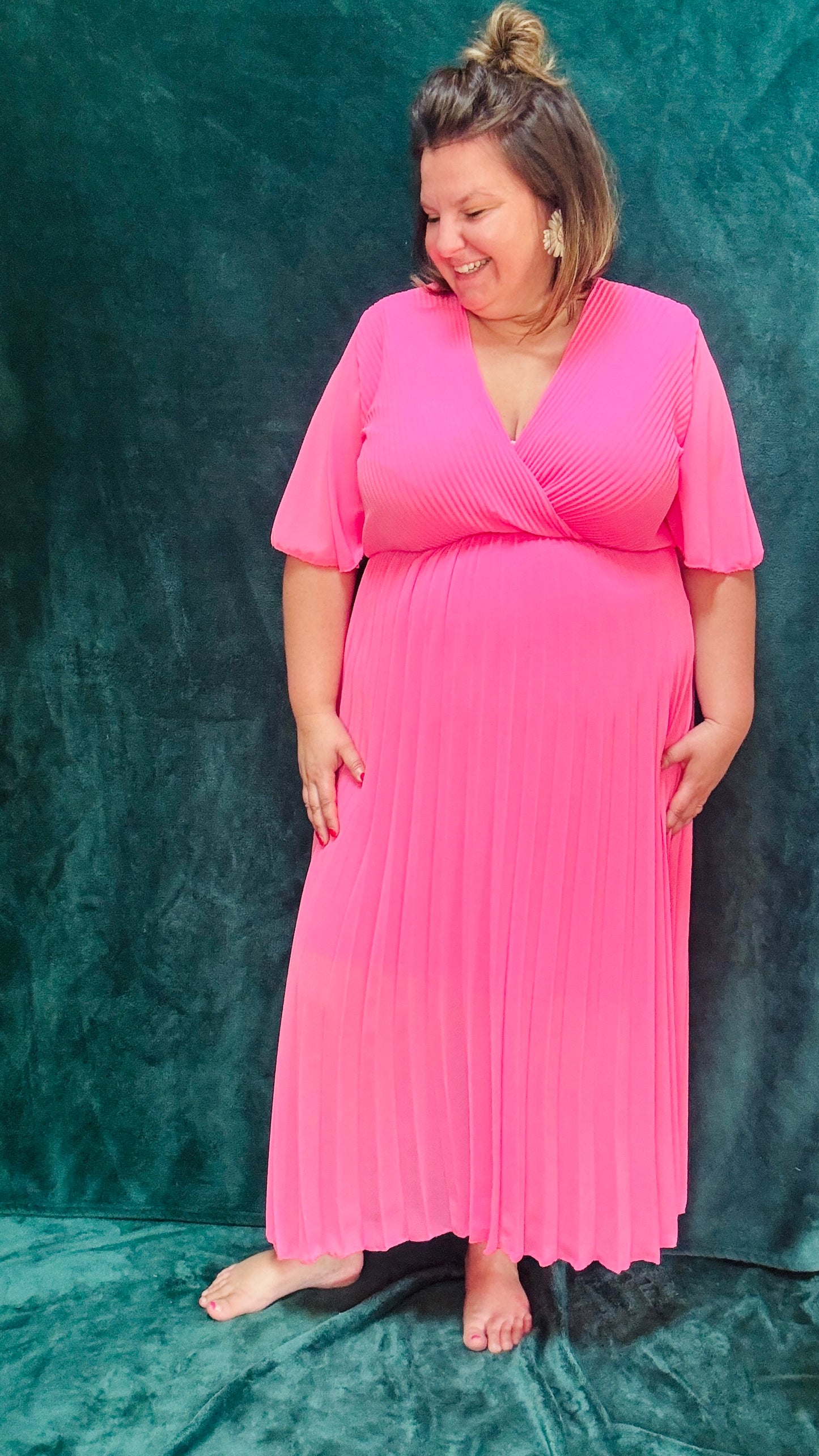 Avec cette robe longue grande taille plissée unie rose bébé, soyez prête à briller avec élégance et confort lors de toutes vos occasions spéciales. Idéale pour afficher votre style glamour et professionnel avec une pièce vibrante et sophistiquée.