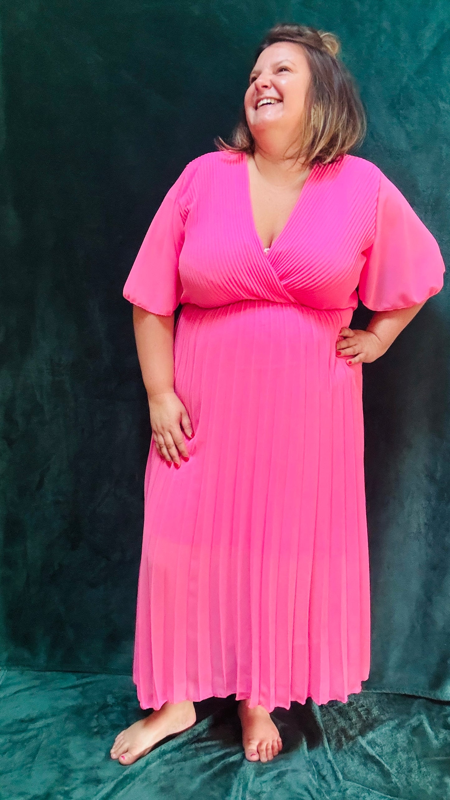 Avec cette robe longue grande taille plissée unie rose bébé, soyez prête à briller avec élégance et confort lors de toutes vos occasions spéciales. Idéale pour afficher votre style glamour et professionnel avec une pièce vibrante et sophistiquée.