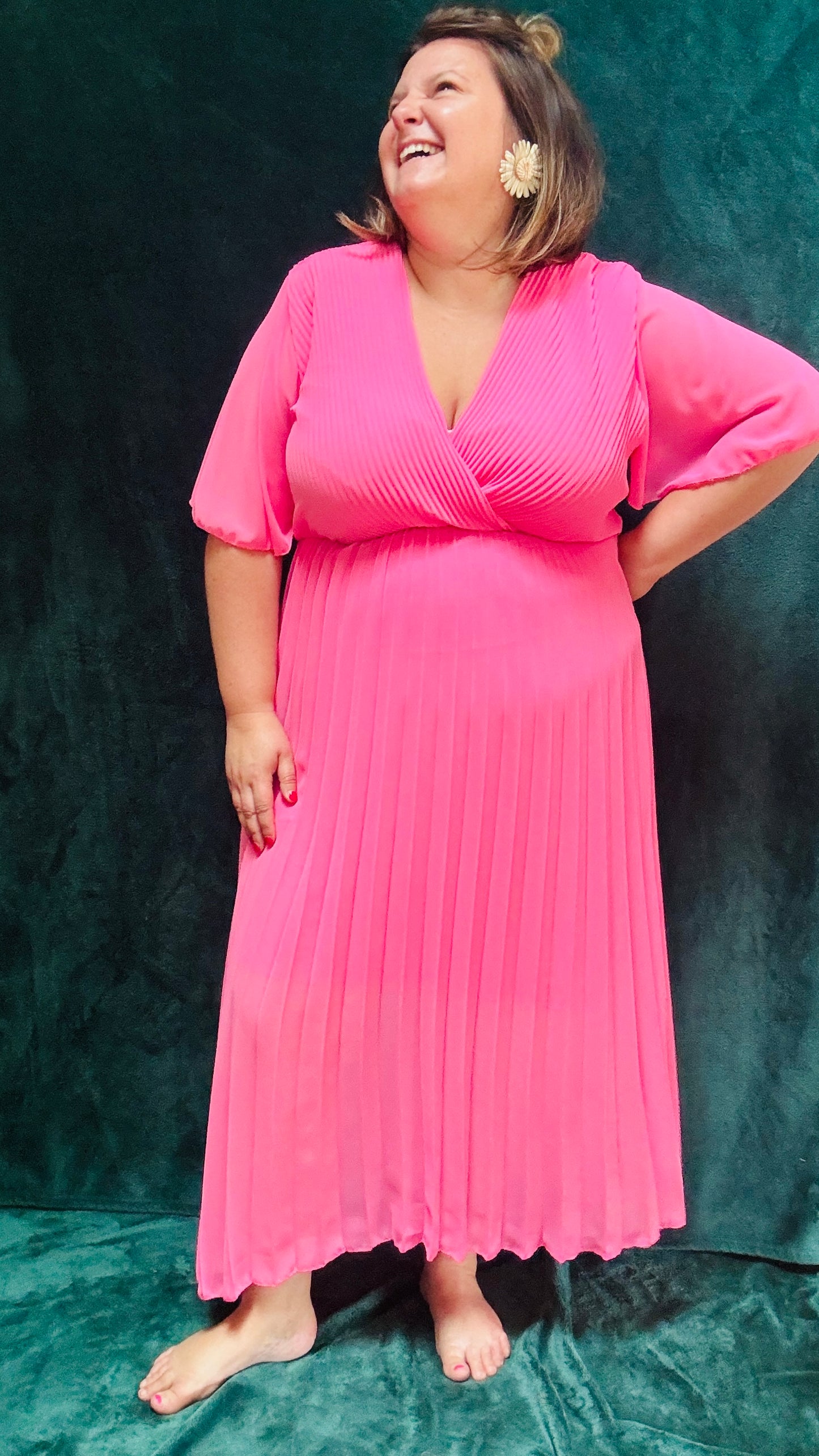 Avec cette robe longue grande taille plissée unie rose bébé, soyez prête à briller avec élégance et confort lors de toutes vos occasions spéciales. Idéale pour afficher votre style glamour et professionnel avec une pièce vibrante et sophistiquée.