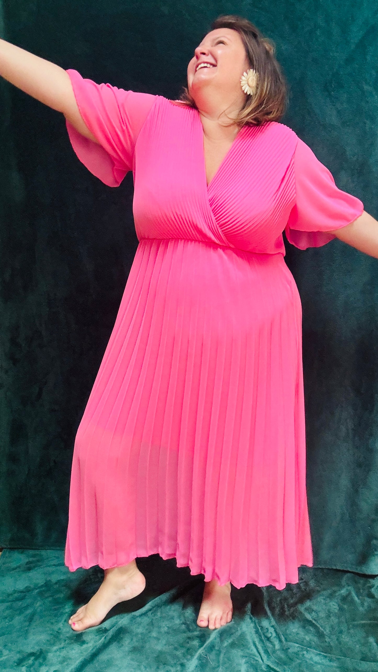 Avec cette robe longue grande taille plissée unie rose bébé, soyez prête à briller avec élégance et confort lors de toutes vos occasions spéciales. Idéale pour afficher votre style glamour et professionnel avec une pièce vibrante et sophistiquée.