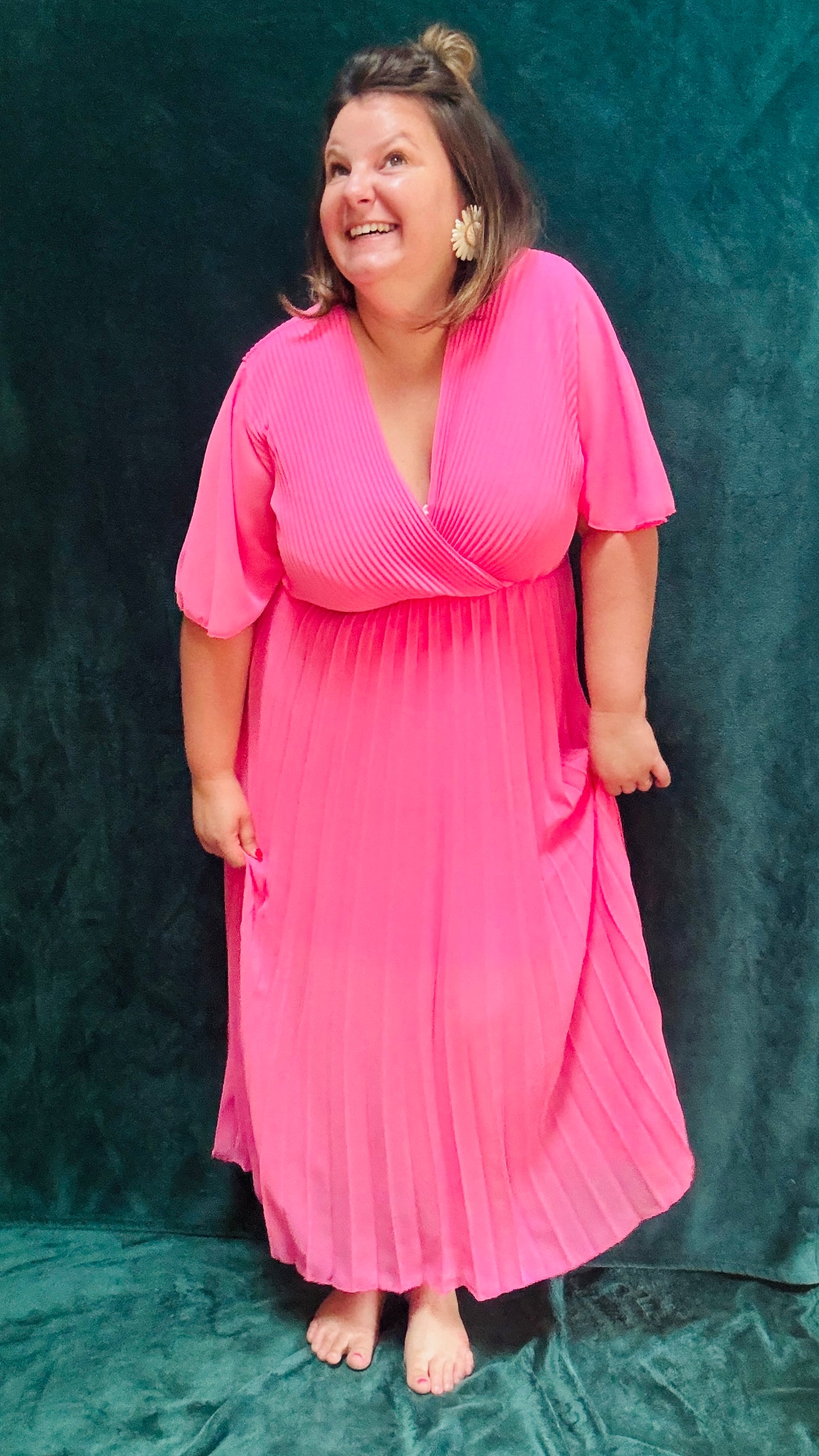 Avec cette robe longue grande taille plissée unie rose bébé, soyez prête à briller avec élégance et confort lors de toutes vos occasions spéciales. Idéale pour afficher votre style glamour et professionnel avec une pièce vibrante et sophistiquée.