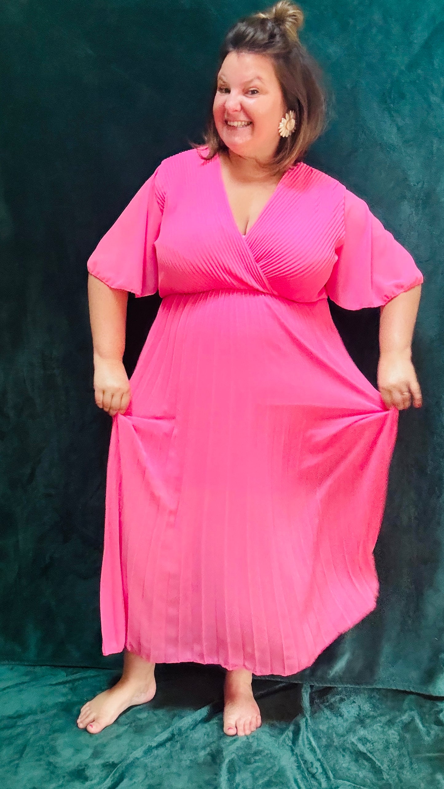 Avec cette robe longue grande taille plissée unie rose bébé, soyez prête à briller avec élégance et confort lors de toutes vos occasions spéciales. Idéale pour afficher votre style glamour et professionnel avec une pièce vibrante et sophistiquée.