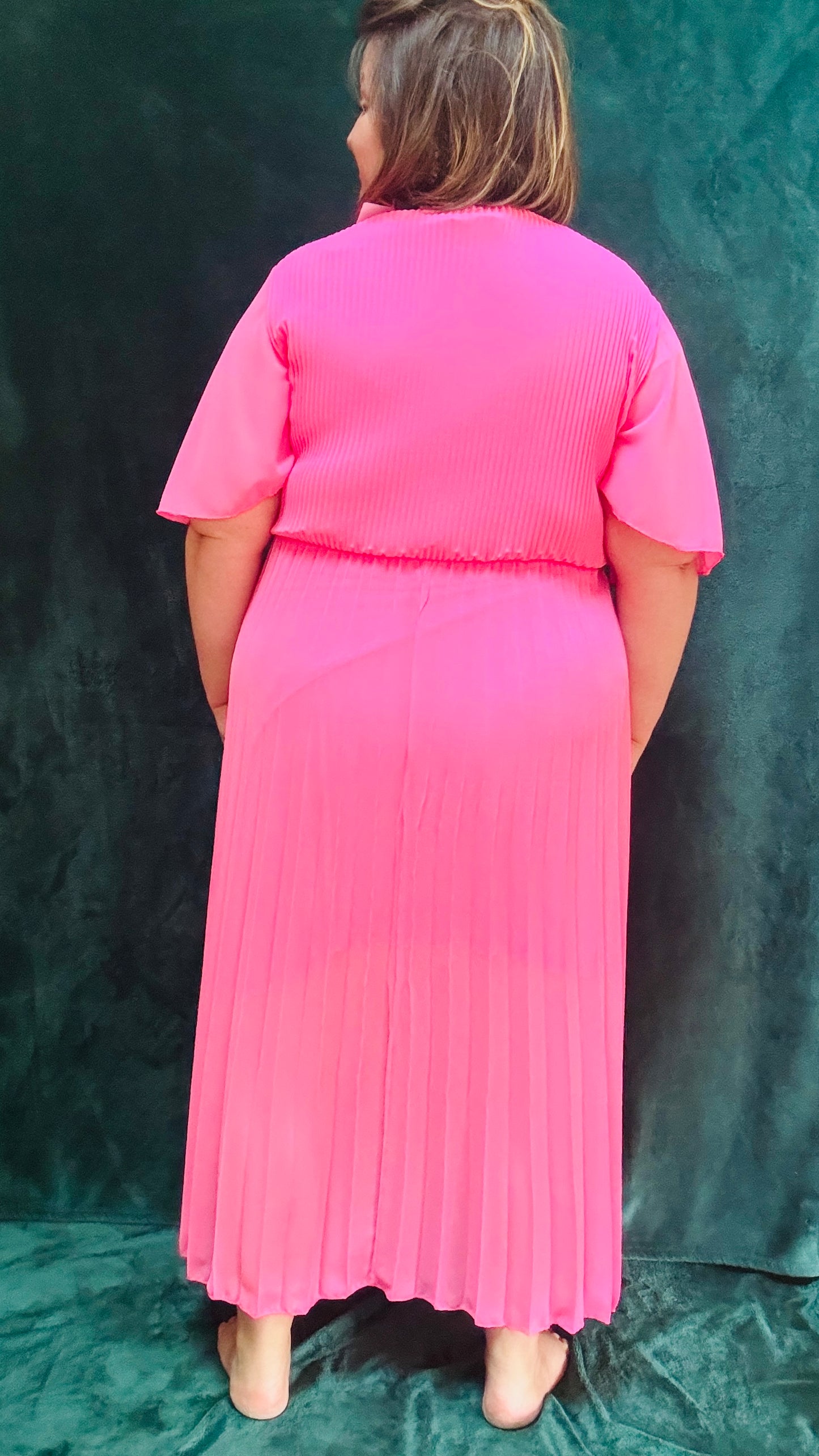 Avec cette robe longue grande taille plissée unie rose bébé, soyez prête à briller avec élégance et confort lors de toutes vos occasions spéciales. Idéale pour afficher votre style glamour et professionnel avec une pièce vibrante et sophistiquée.