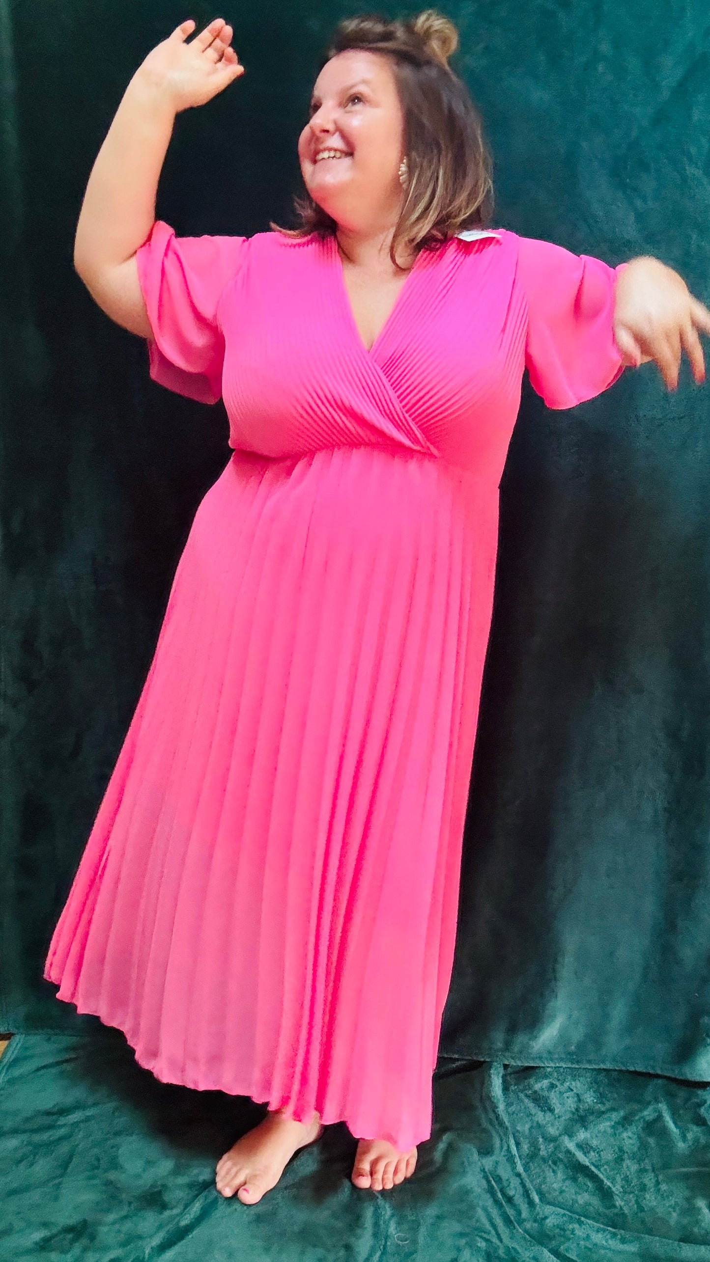 Avec cette robe longue grande taille plissée unie rose bébé, soyez prête à briller avec élégance et confort lors de toutes vos occasions spéciales. Idéale pour afficher votre style glamour et professionnel avec une pièce vibrante et sophistiquée.
